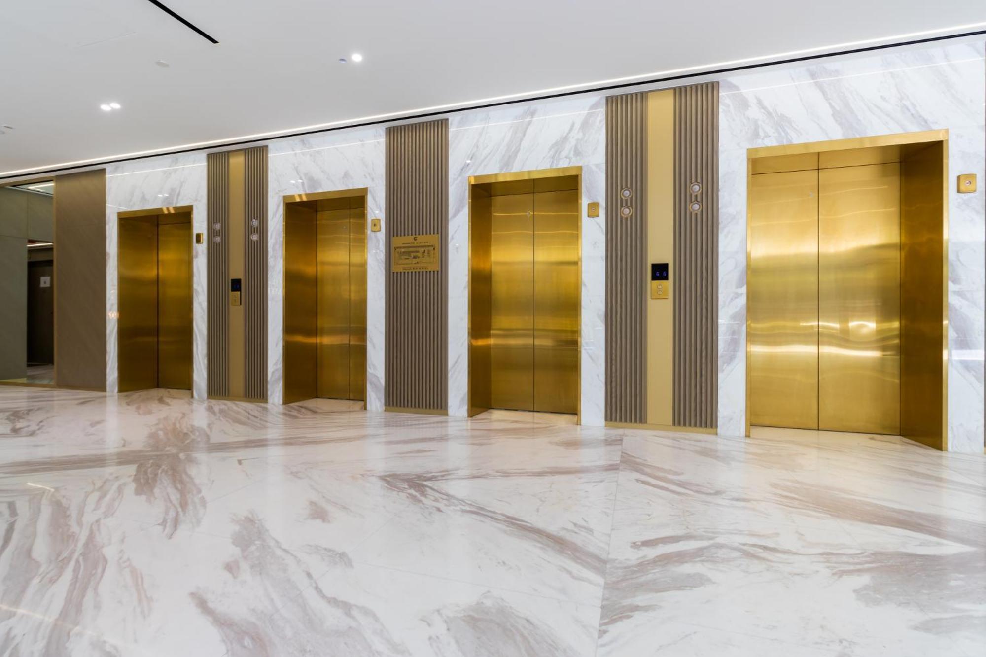 Smart Home, King Bed, Fully Equipped Kitchen, Free Parking, Highly Rated, 2 Minutes Walk From Starbucks, Big Balcony High Ceiling, Ground Floor, Pool, Gym, Around The Clock Guest Support Lejlighed Dubai