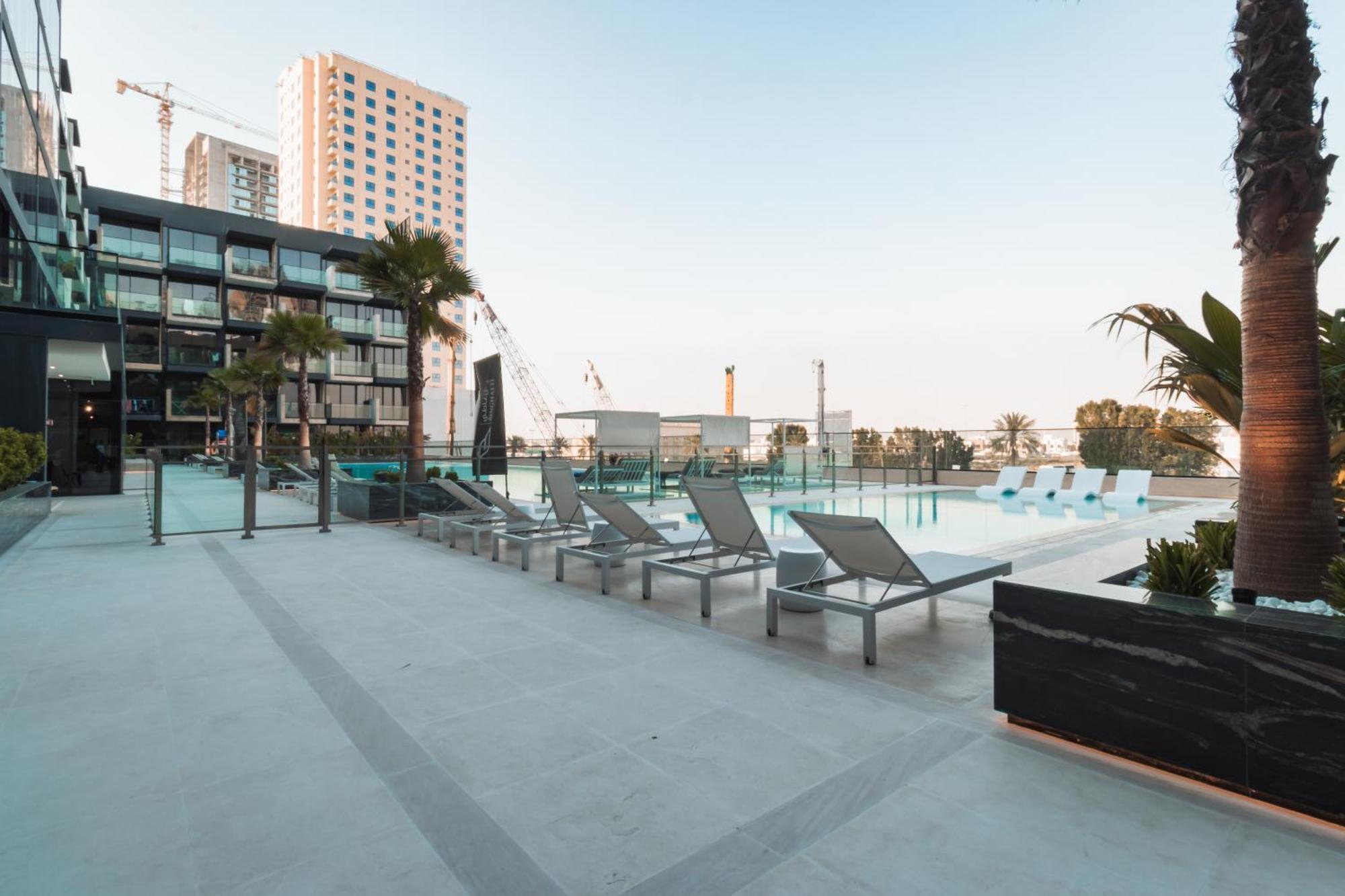 Smart Home, King Bed, Fully Equipped Kitchen, Free Parking, Highly Rated, 2 Minutes Walk From Starbucks, Big Balcony High Ceiling, Ground Floor, Pool, Gym, Around The Clock Guest Support
