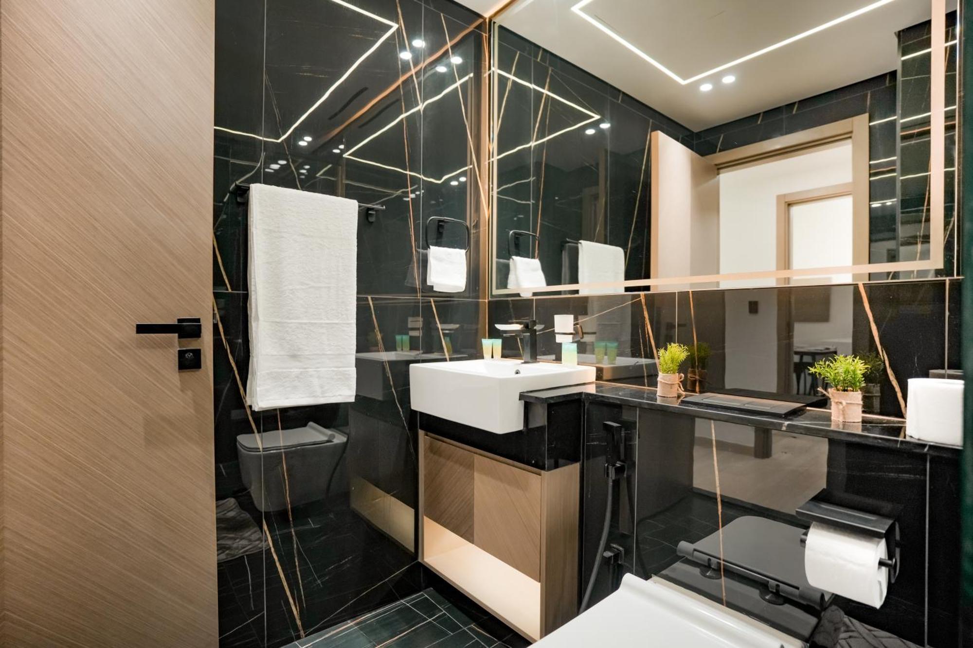Smart Home, King Bed, Fully Equipped Kitchen, Free Parking, Highly Rated, 2 Minutes Walk From Starbucks, Big Balcony High Ceiling, Ground Floor, Pool, Gym, Around The Clock Guest Support Lejlighed Dubai