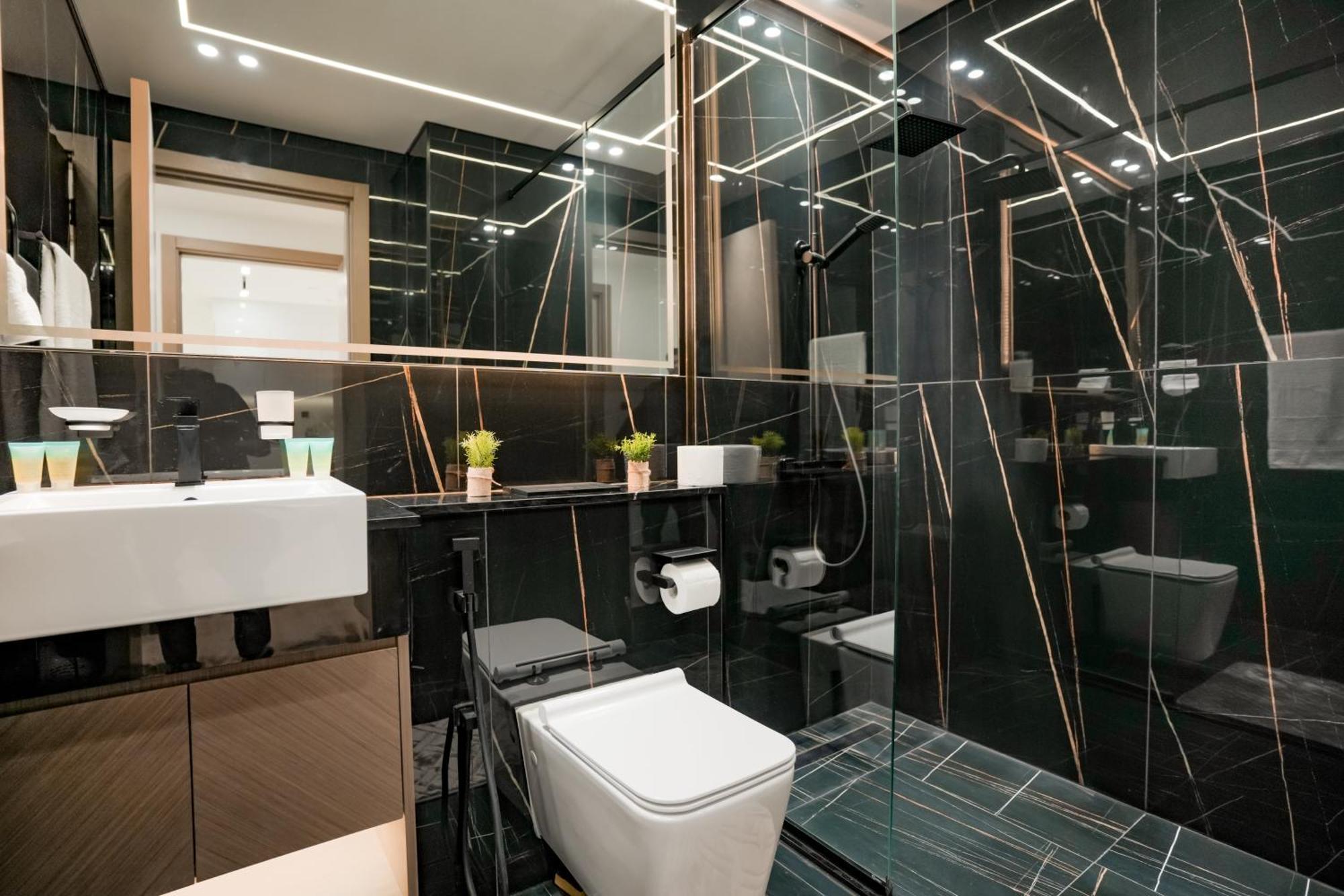 Smart Home, King Bed, Fully Equipped Kitchen, Free Parking, Highly Rated, 2 Minutes Walk From Starbucks, Big Balcony High Ceiling, Ground Floor, Pool, Gym, Around The Clock Guest Support * Dubai