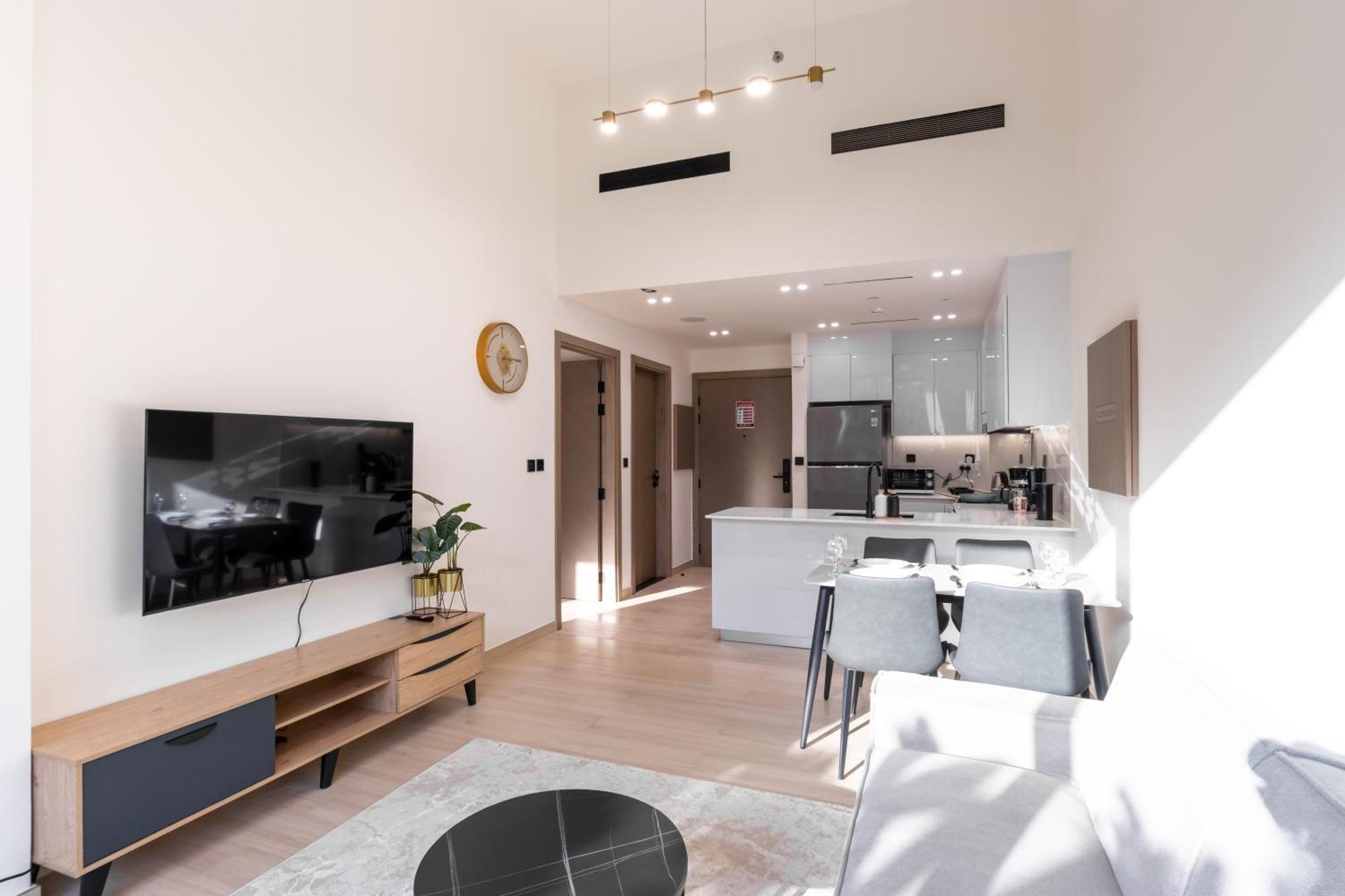 Smart Home, King Bed, Fully Equipped Kitchen, Free Parking, Highly Rated, 2 Minutes Walk From Starbucks, Big Balcony High Ceiling, Ground Floor, Pool, Gym, Around The Clock Guest Support Lejlighed *