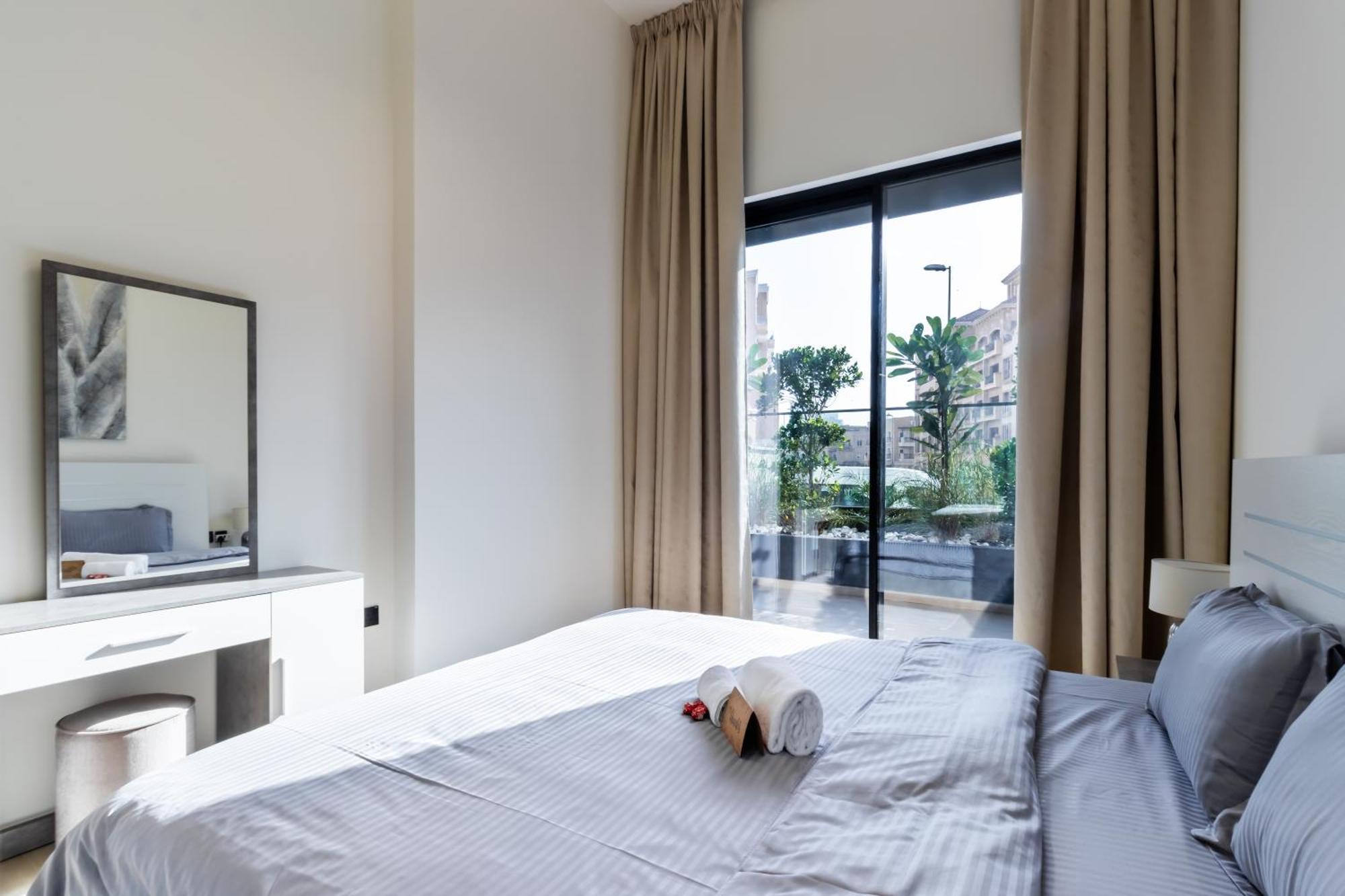 Lejlighed Smart Home, King Bed, Fully Equipped Kitchen, Free Parking, Highly Rated, 2 Minutes Walk From Starbucks, Big Balcony High Ceiling, Ground Floor, Pool, Gym, Around The Clock Guest Support *