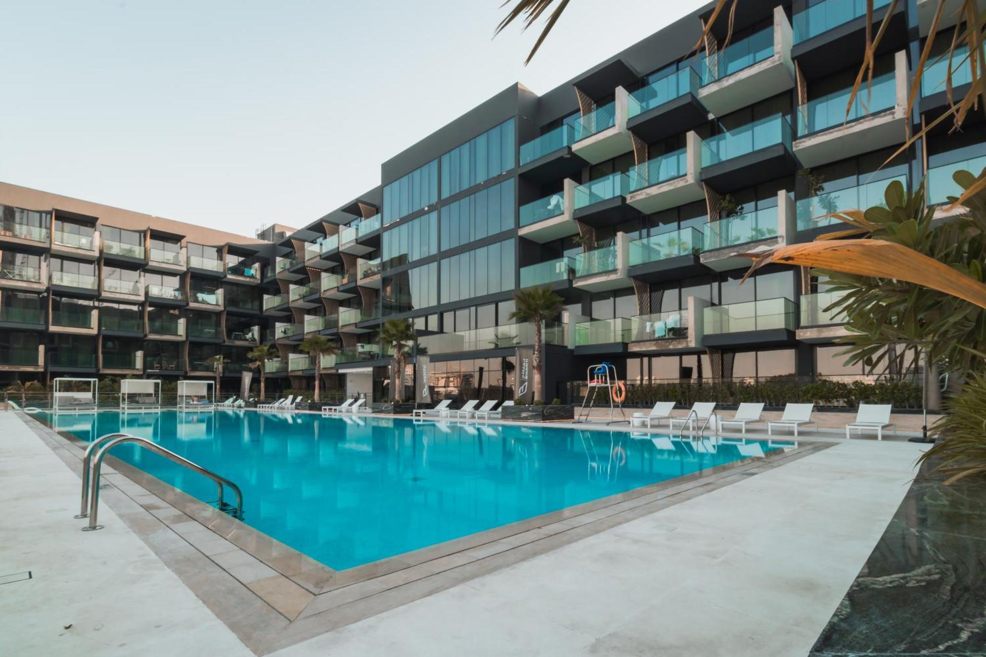 Lejlighed Smart Home, King Bed, Fully Equipped Kitchen, Free Parking, Highly Rated, 2 Minutes Walk From Starbucks, Big Balcony High Ceiling, Ground Floor, Pool, Gym, Around The Clock Guest Support *