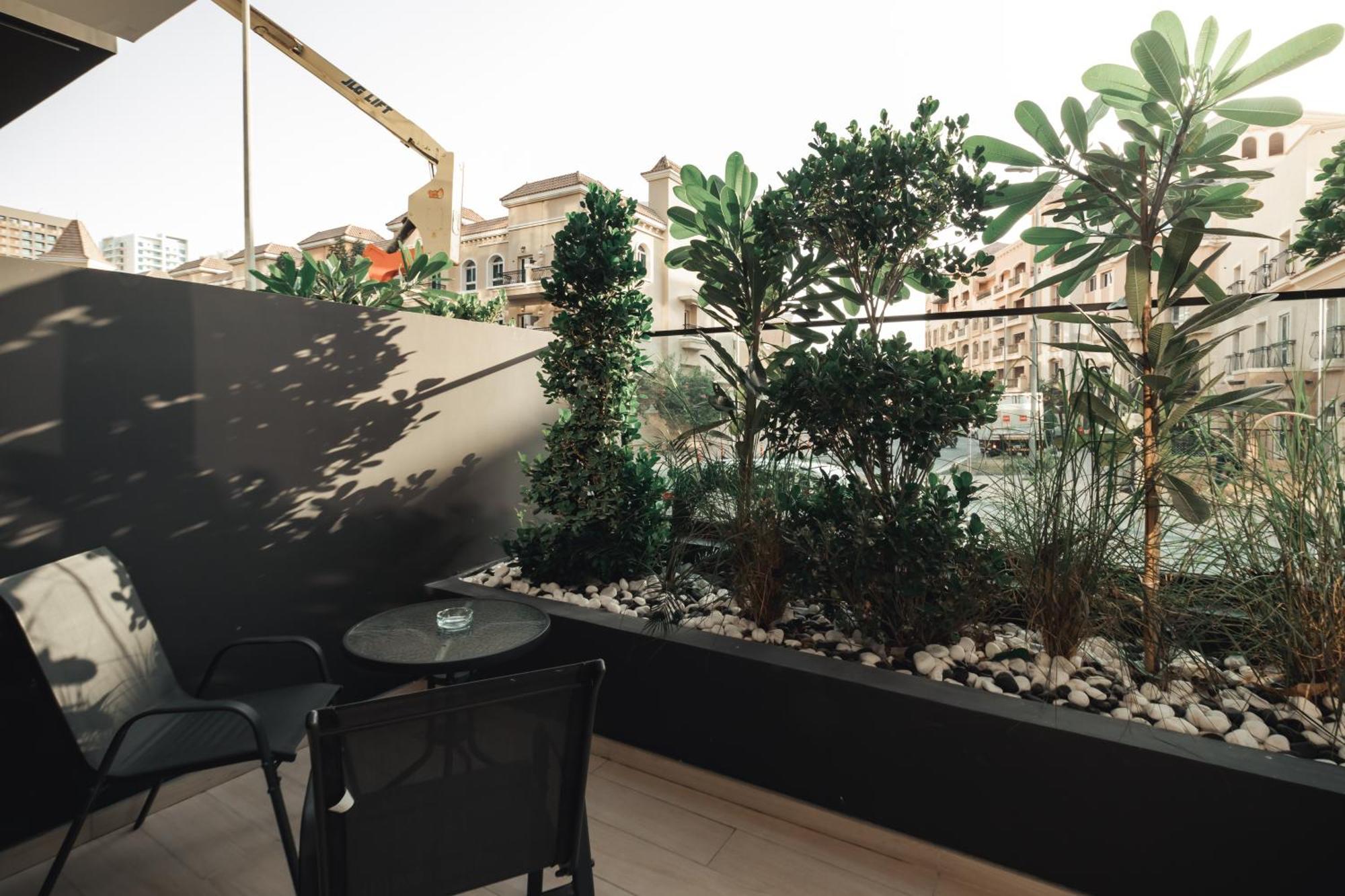 Smart Home, King Bed, Fully Equipped Kitchen, Free Parking, Highly Rated, 2 Minutes Walk From Starbucks, Big Balcony High Ceiling, Ground Floor, Pool, Gym, Around The Clock Guest Support Lejlighed Dubai