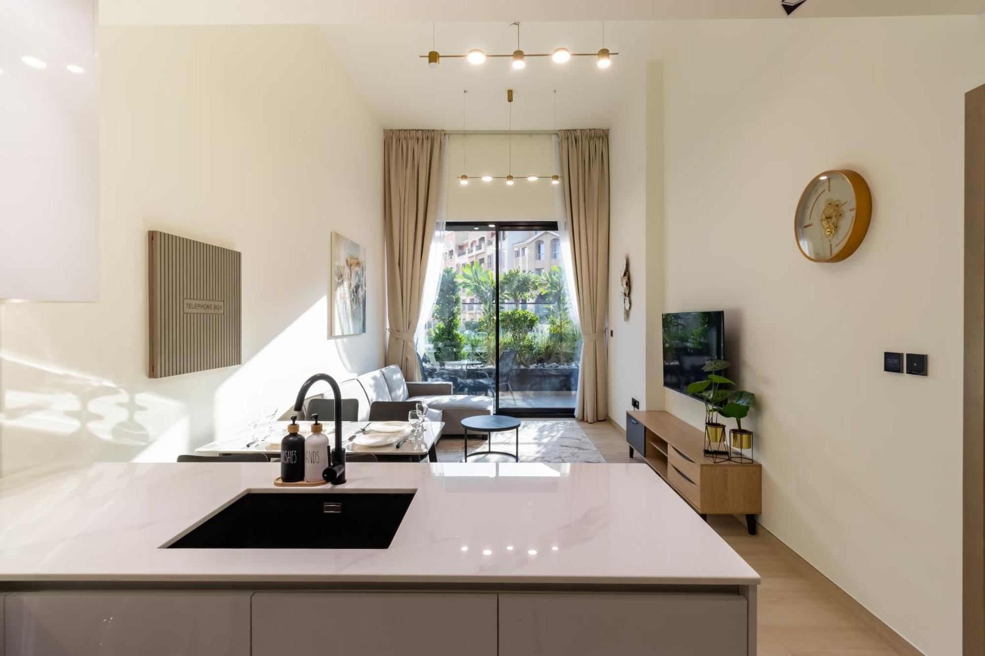 Lejlighed Smart Home, King Bed, Fully Equipped Kitchen, Free Parking, Highly Rated, 2 Minutes Walk From Starbucks, Big Balcony High Ceiling, Ground Floor, Pool, Gym, Around The Clock Guest Support Dubai