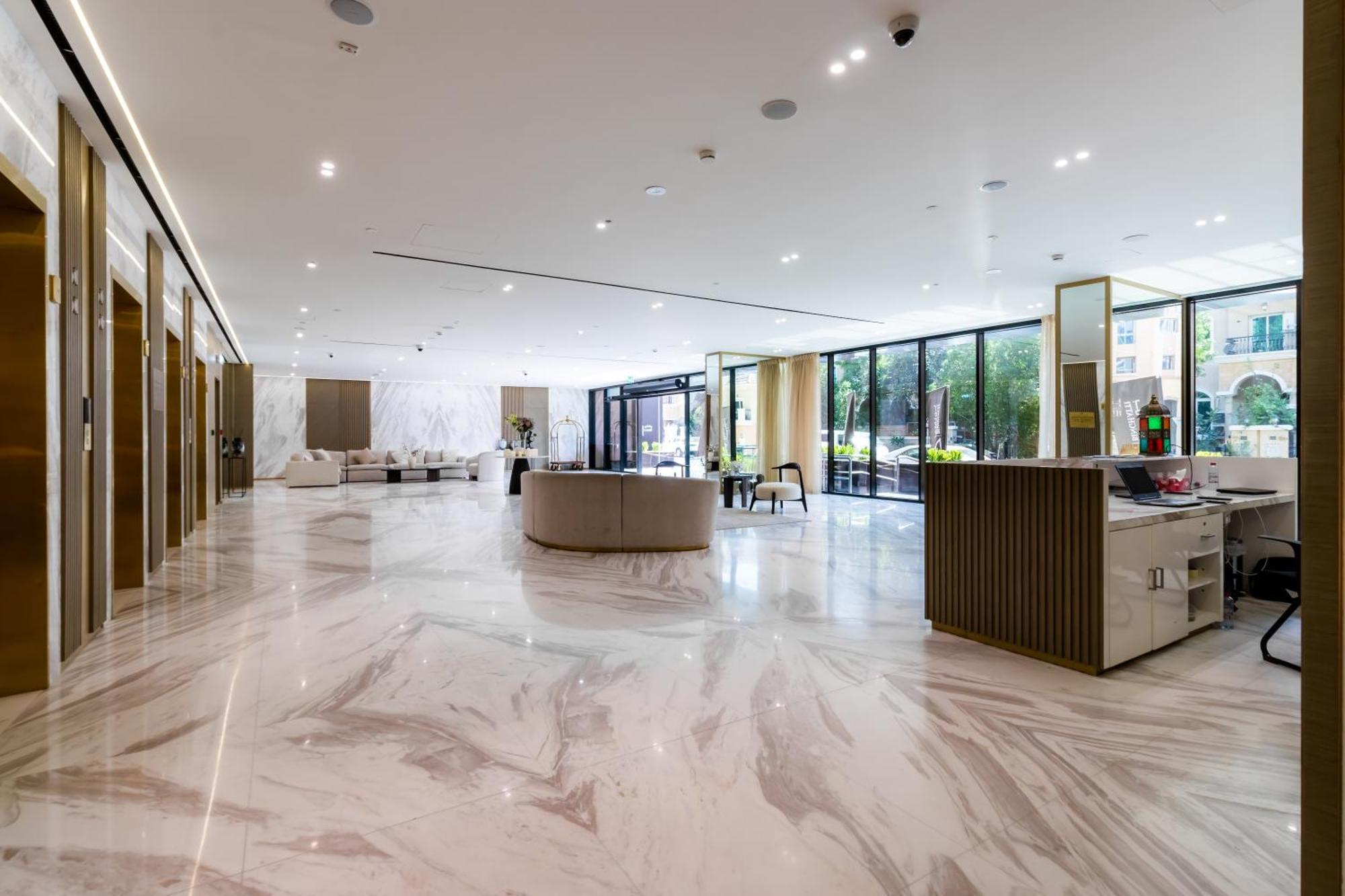 Smart Home, King Bed, Fully Equipped Kitchen, Free Parking, Highly Rated, 2 Minutes Walk From Starbucks, Big Balcony High Ceiling, Ground Floor, Pool, Gym, Around The Clock Guest Support Lejlighed *