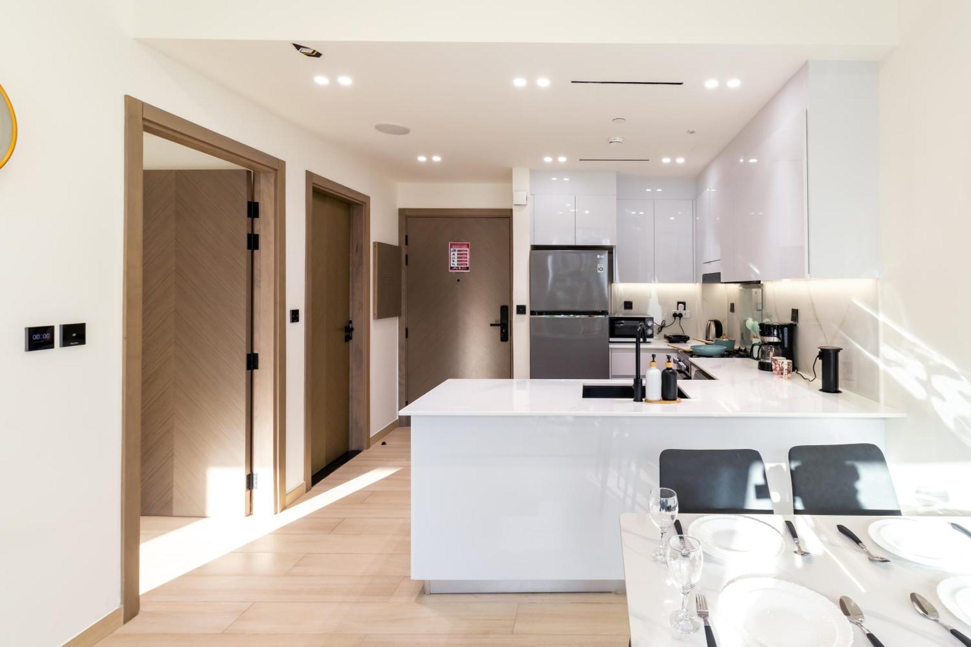 Smart Home, King Bed, Fully Equipped Kitchen, Free Parking, Highly Rated, 2 Minutes Walk From Starbucks, Big Balcony High Ceiling, Ground Floor, Pool, Gym, Around The Clock Guest Support *