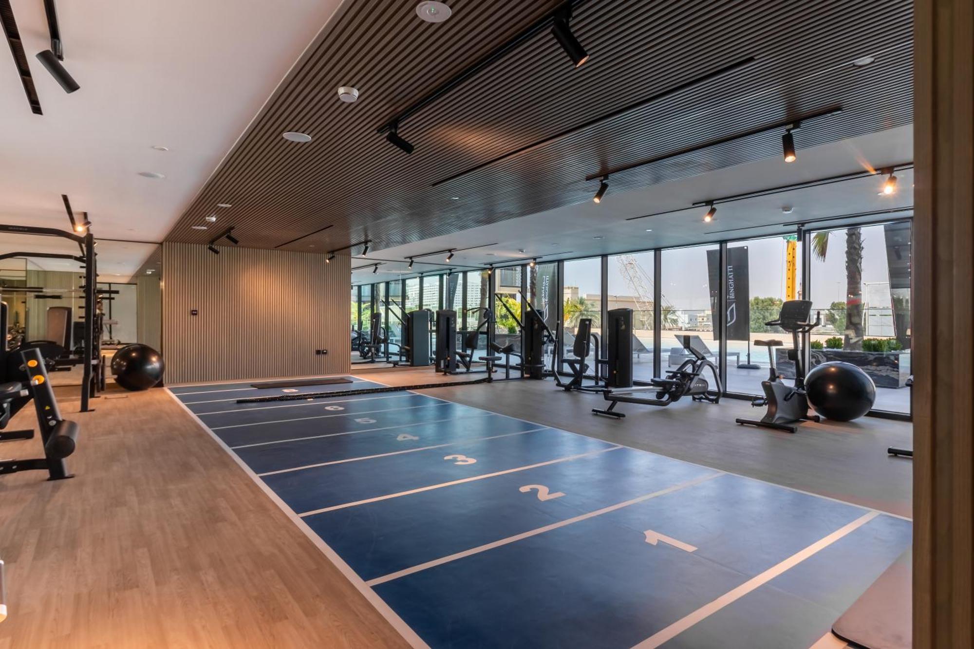 Lejlighed Smart Home, King Bed, Fully Equipped Kitchen, Free Parking, Highly Rated, 2 Minutes Walk From Starbucks, Big Balcony High Ceiling, Ground Floor, Pool, Gym, Around The Clock Guest Support Dubai