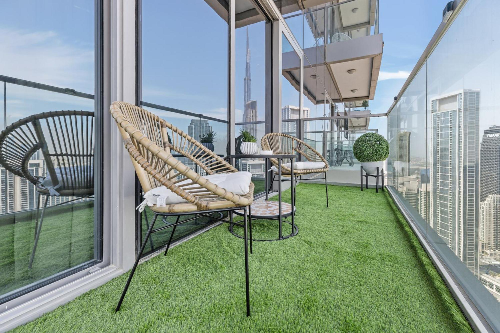 Luxury With Burj Khalifa Views & Infinity Pool Apartment
