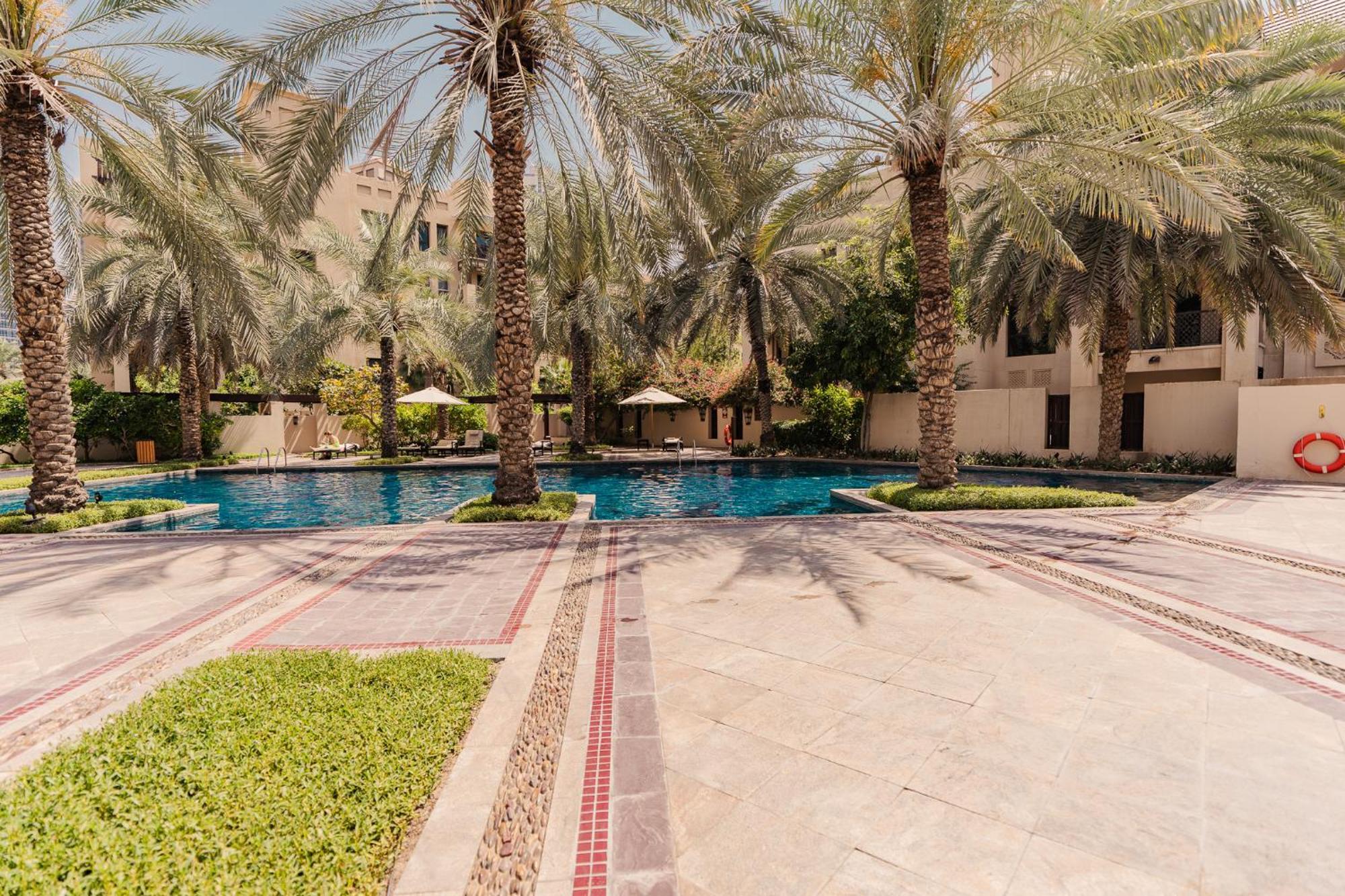 Ground Floor & Private Garden! Burj Khalifa View Apartment