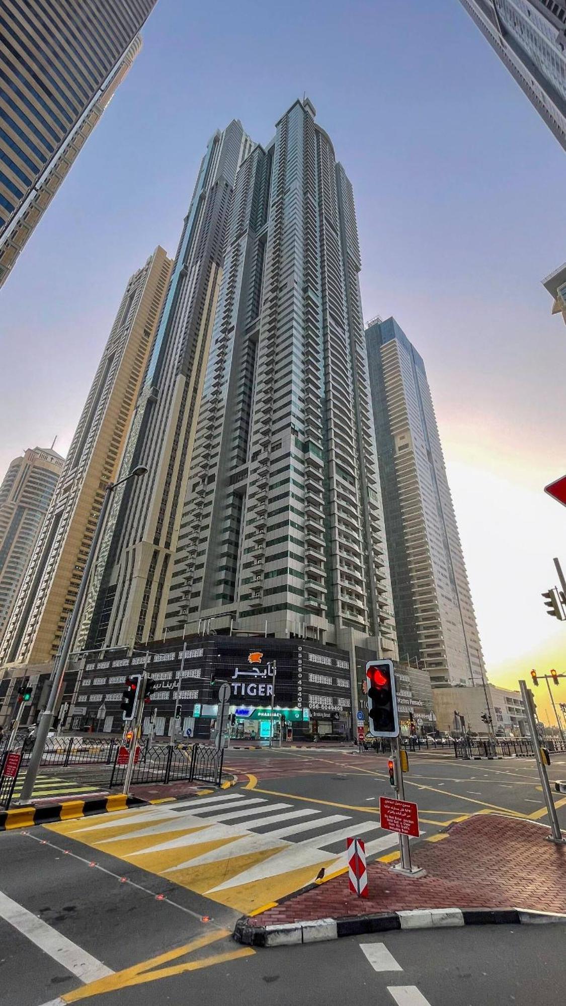 Pristine Sunrise View At 51st Apartahotel