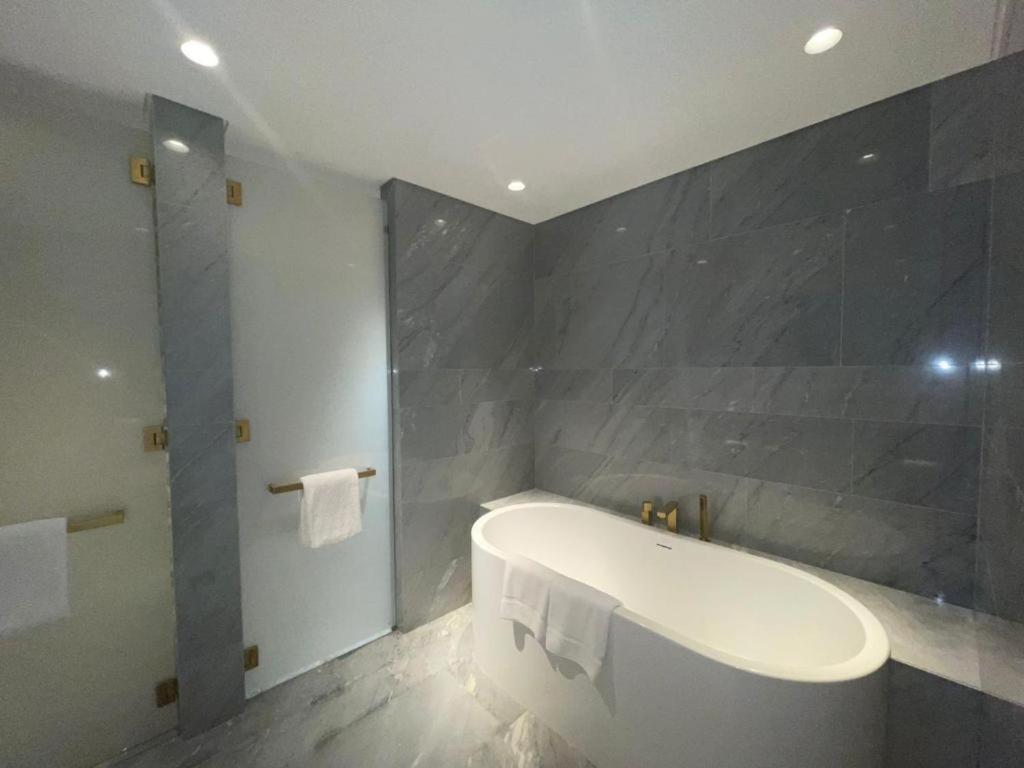 Luxury At Five Palm Appartement