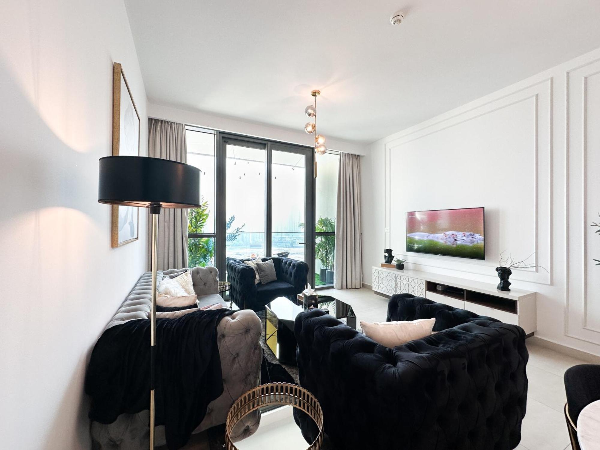 Stylish 2 Bedroom Dior-inspired Connected To Mall Dubái