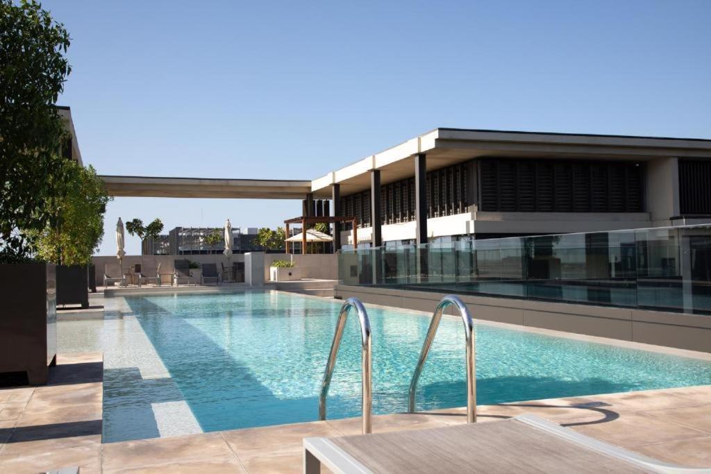 Luxury With Pool, Patio & Gym In Walk Lägenhet