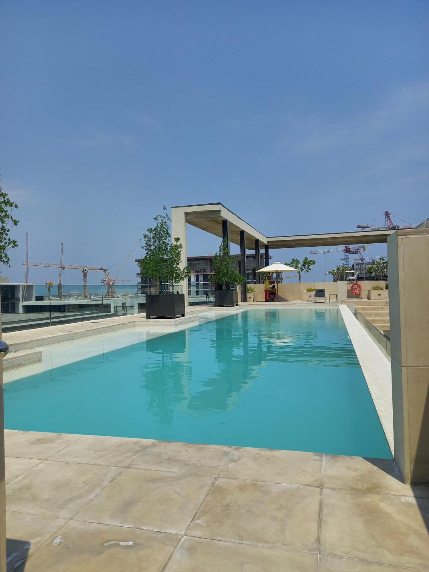 Luxury With Pool, Patio & Gym In Walk Lägenhet
