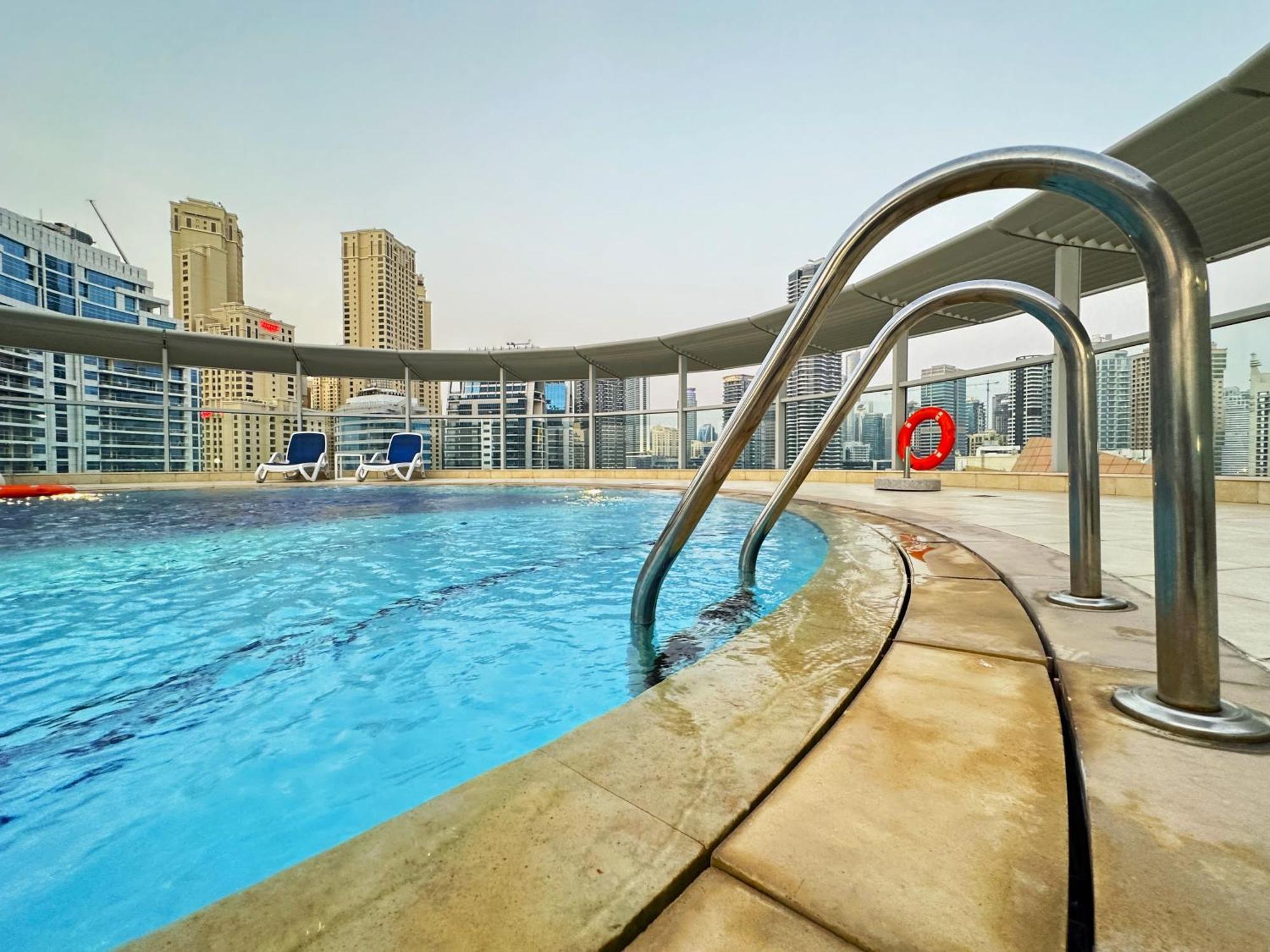 Amazing Roof Pool In 1 Bhk Flat In Marina Appartement *