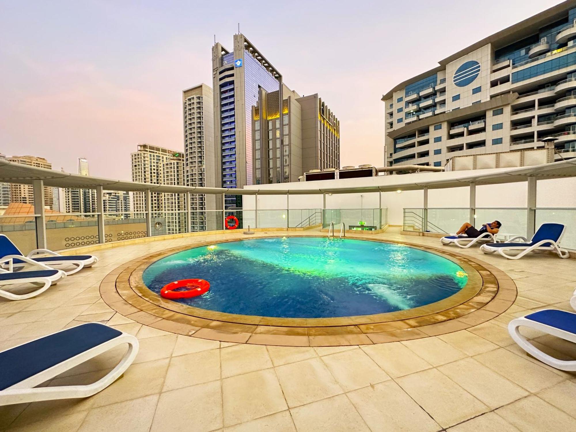 Amazing Roof Pool In 1 Bhk Flat In Marina Appartement Dubaï