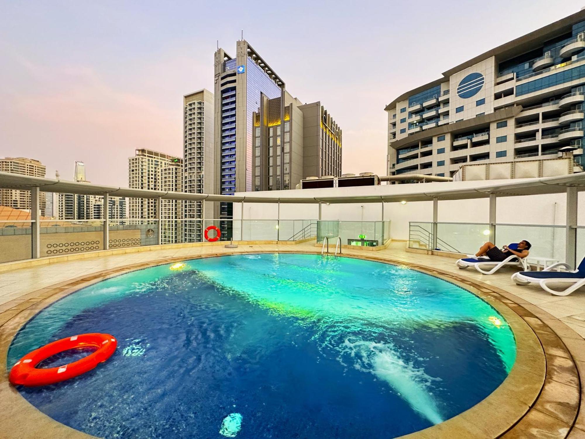 Amazing Roof Pool In 1 Bhk Flat In Marina Appartement