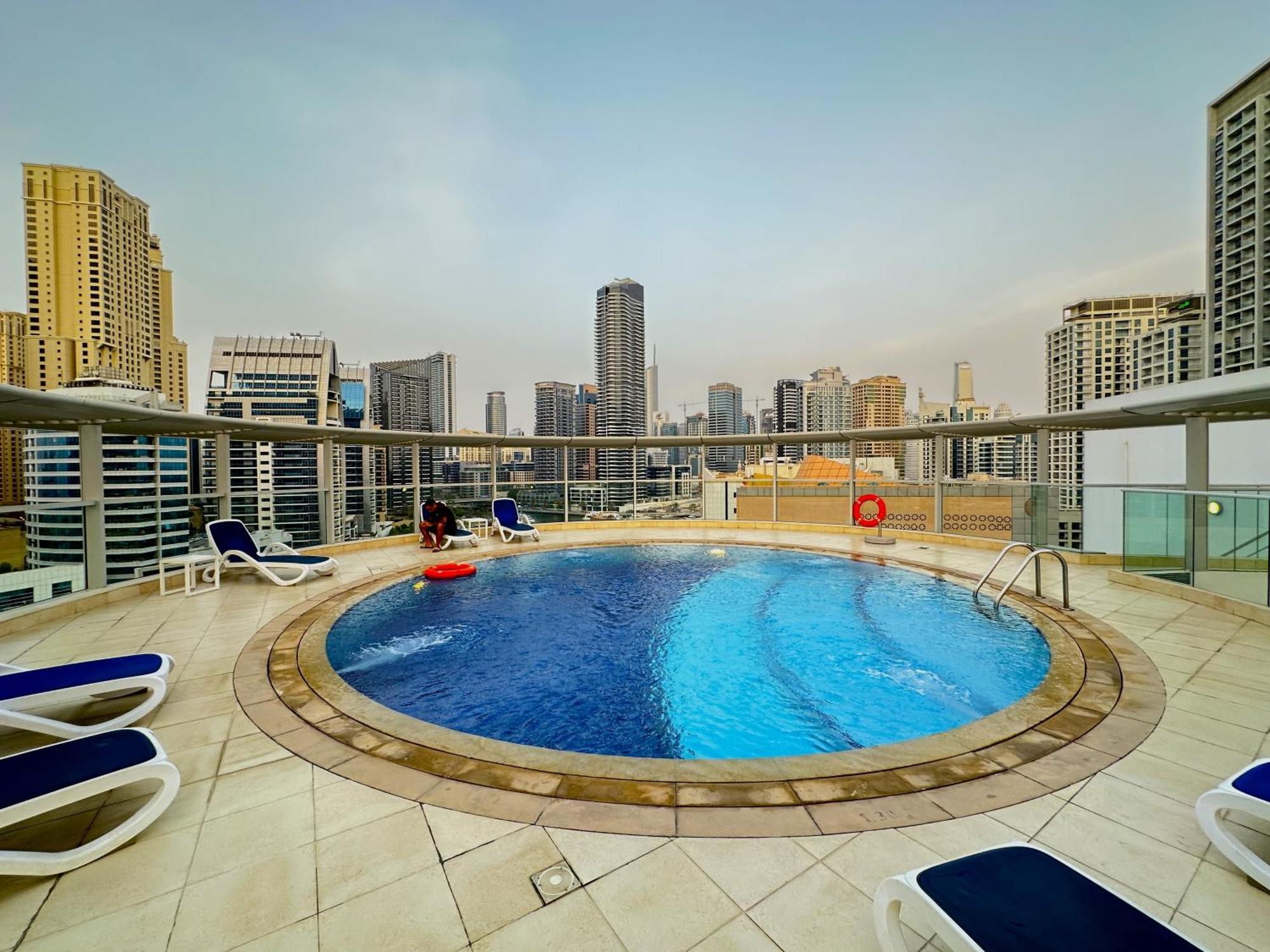 Amazing Roof Pool In 1 Bhk Flat In Marina *