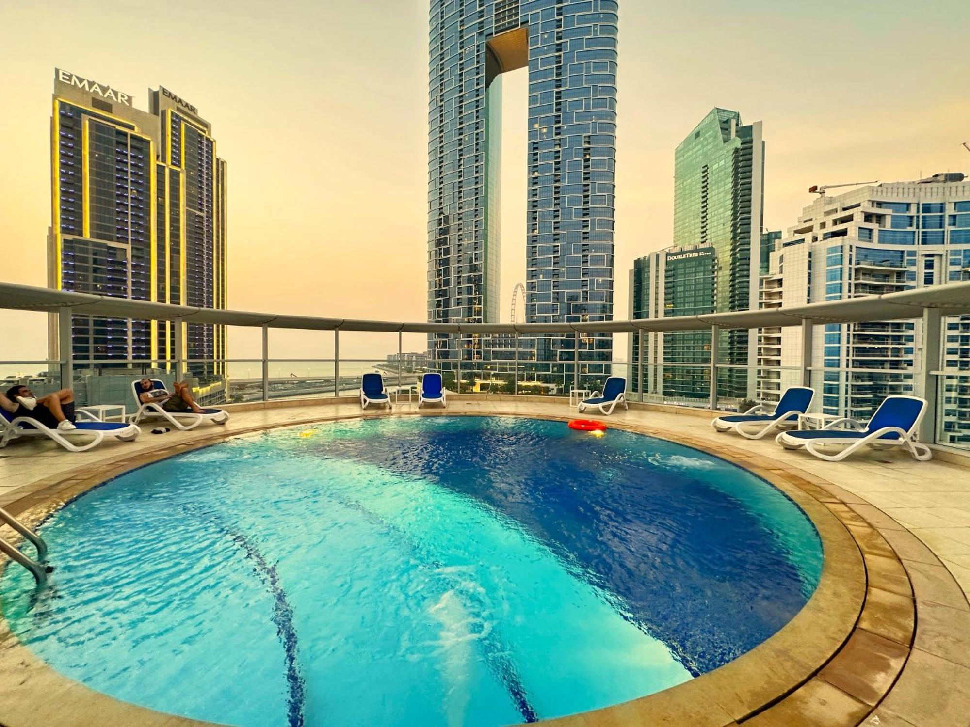 Amazing Roof Pool In 1 Bhk Flat In Marina Appartement *