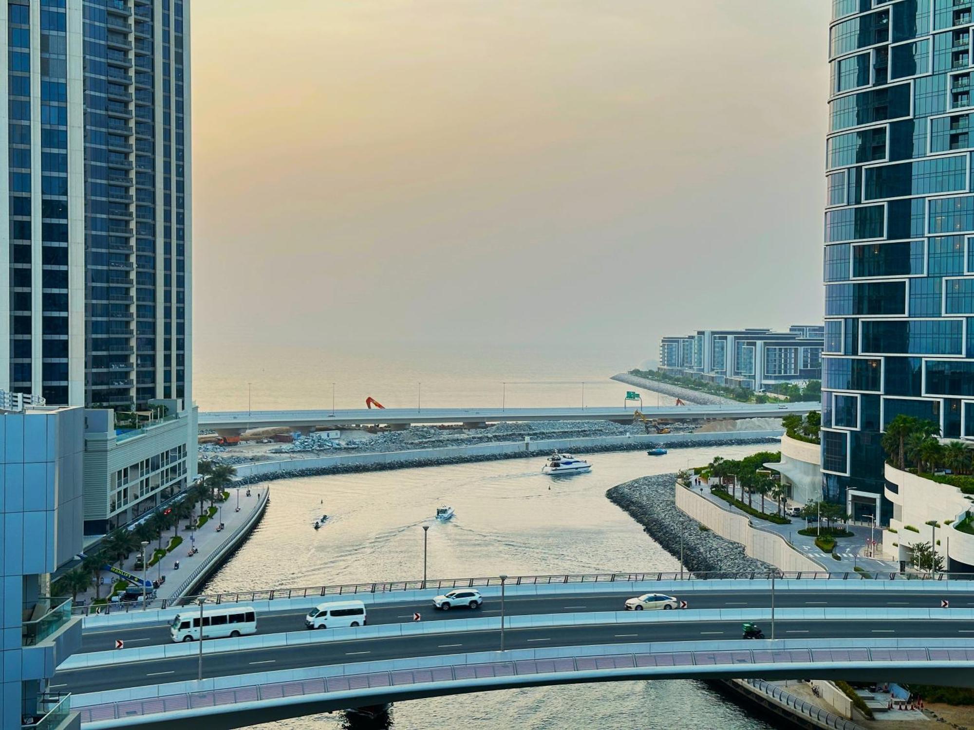 Amazing Roof Pool In 1 Bhk Flat In Marina *
