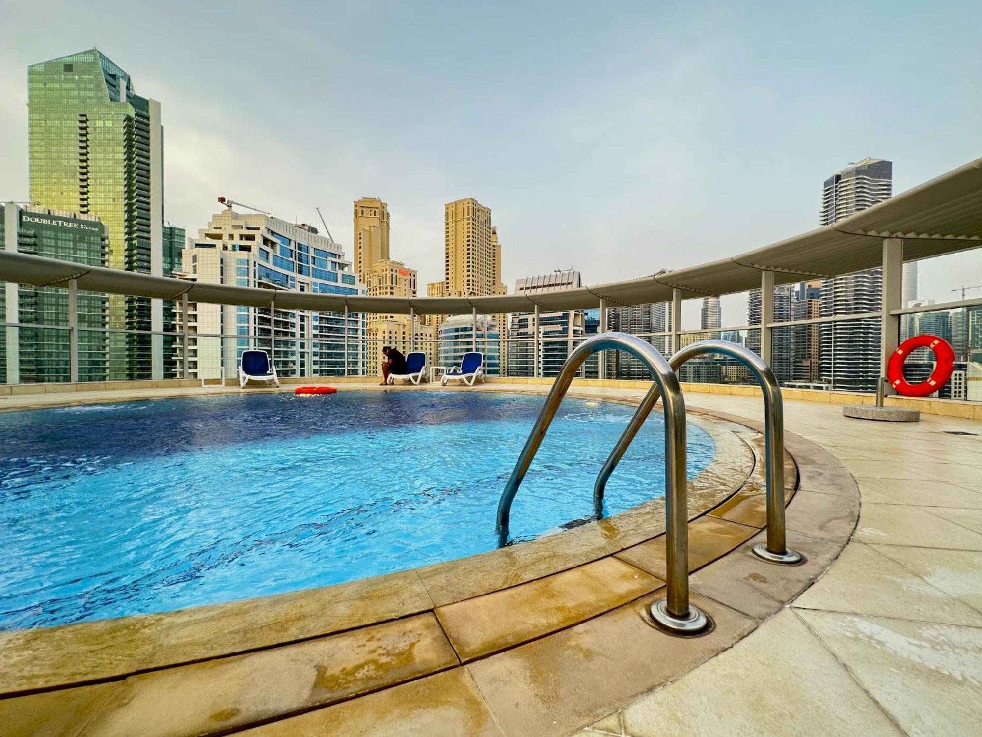 Amazing Roof Pool In 1 Bhk Flat In Marina * Dubaï