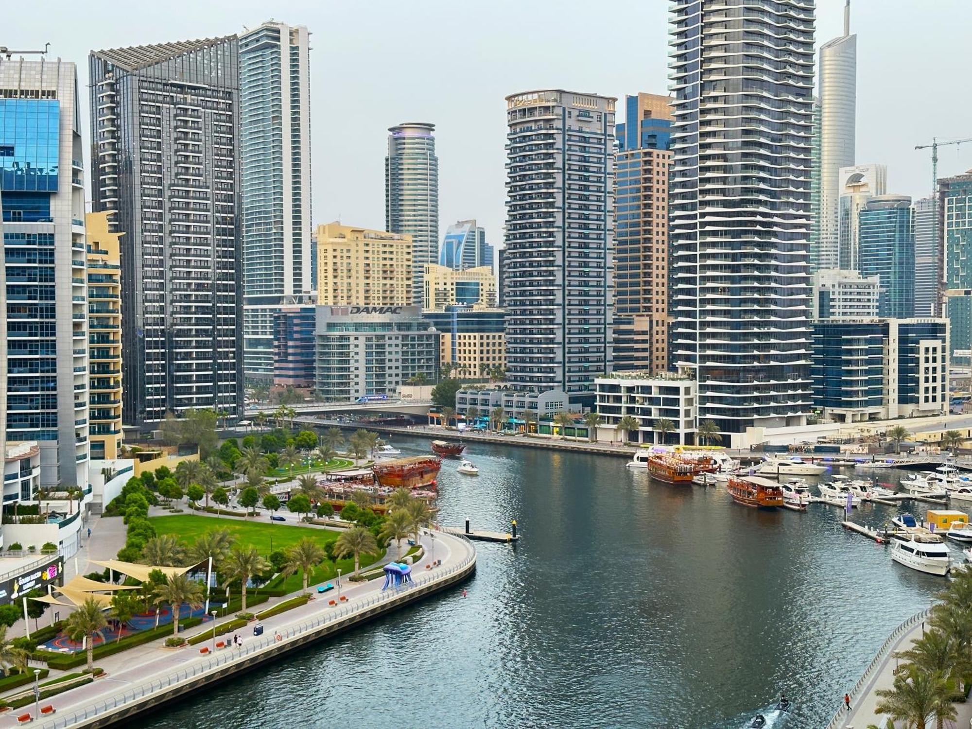 Amazing Roof Pool In 1 Bhk Flat In Marina Apartemen *