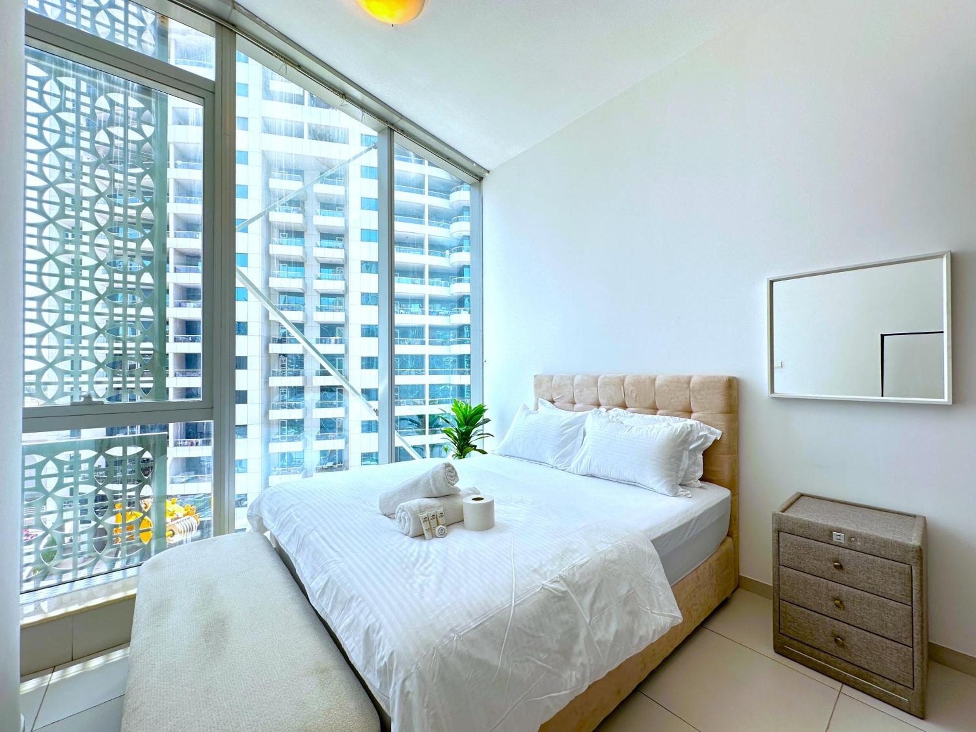 Amazing Roof Pool In 1 Bhk Flat In Marina Appartement *