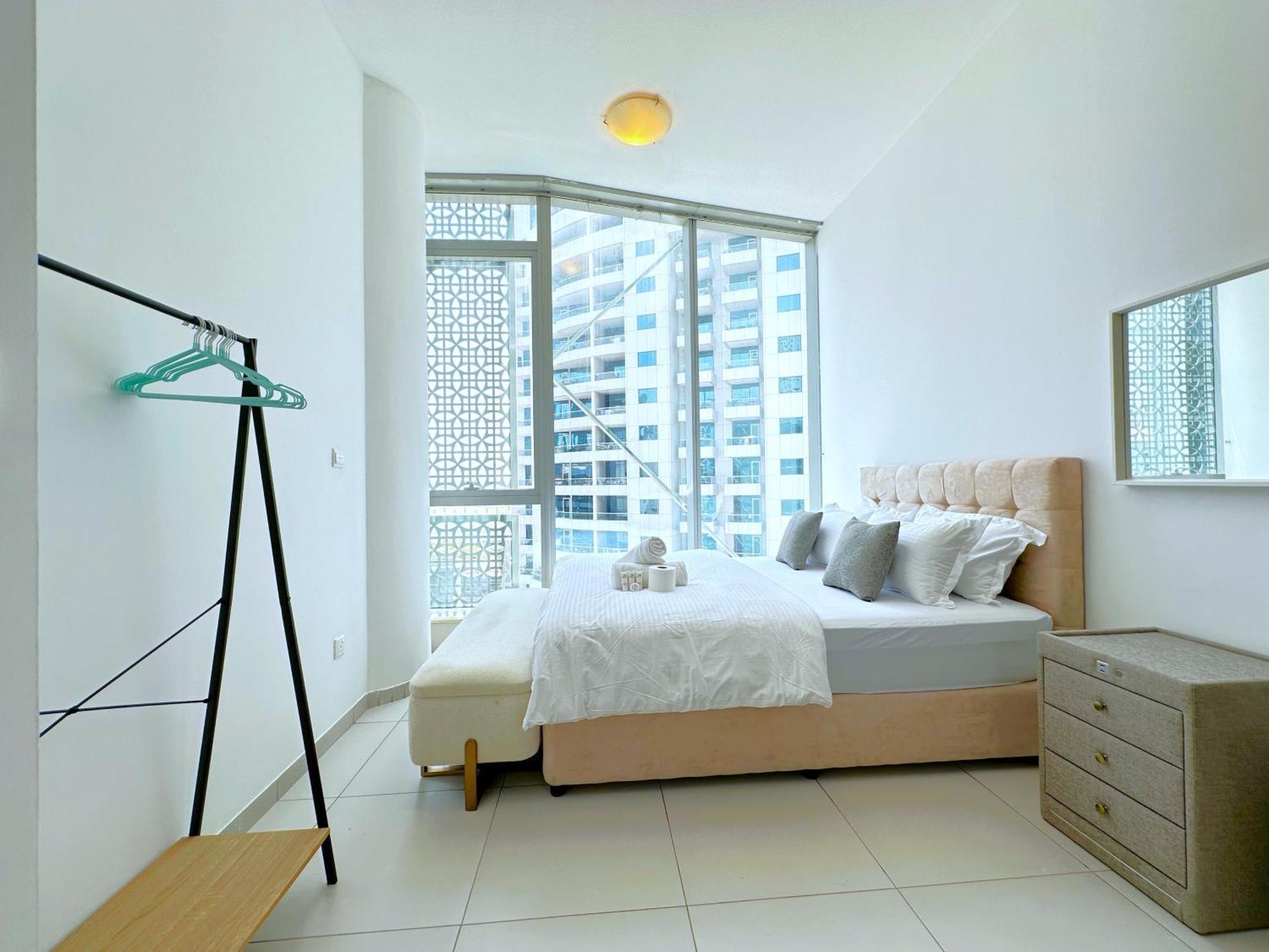 Amazing Roof Pool In 1 Bhk Flat In Marina Appartement *