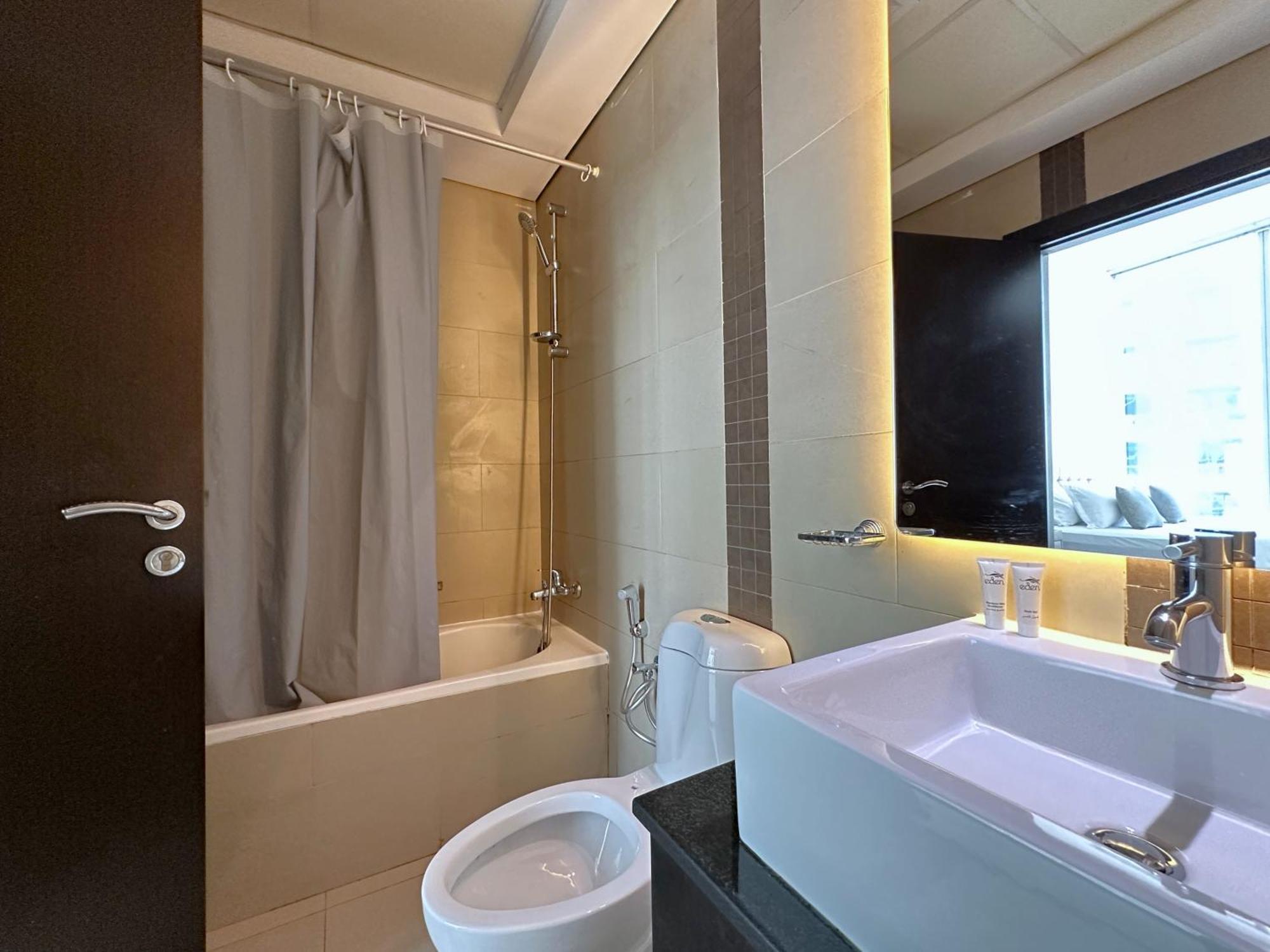Amazing Roof Pool In 1 Bhk Flat In Marina Dubaï