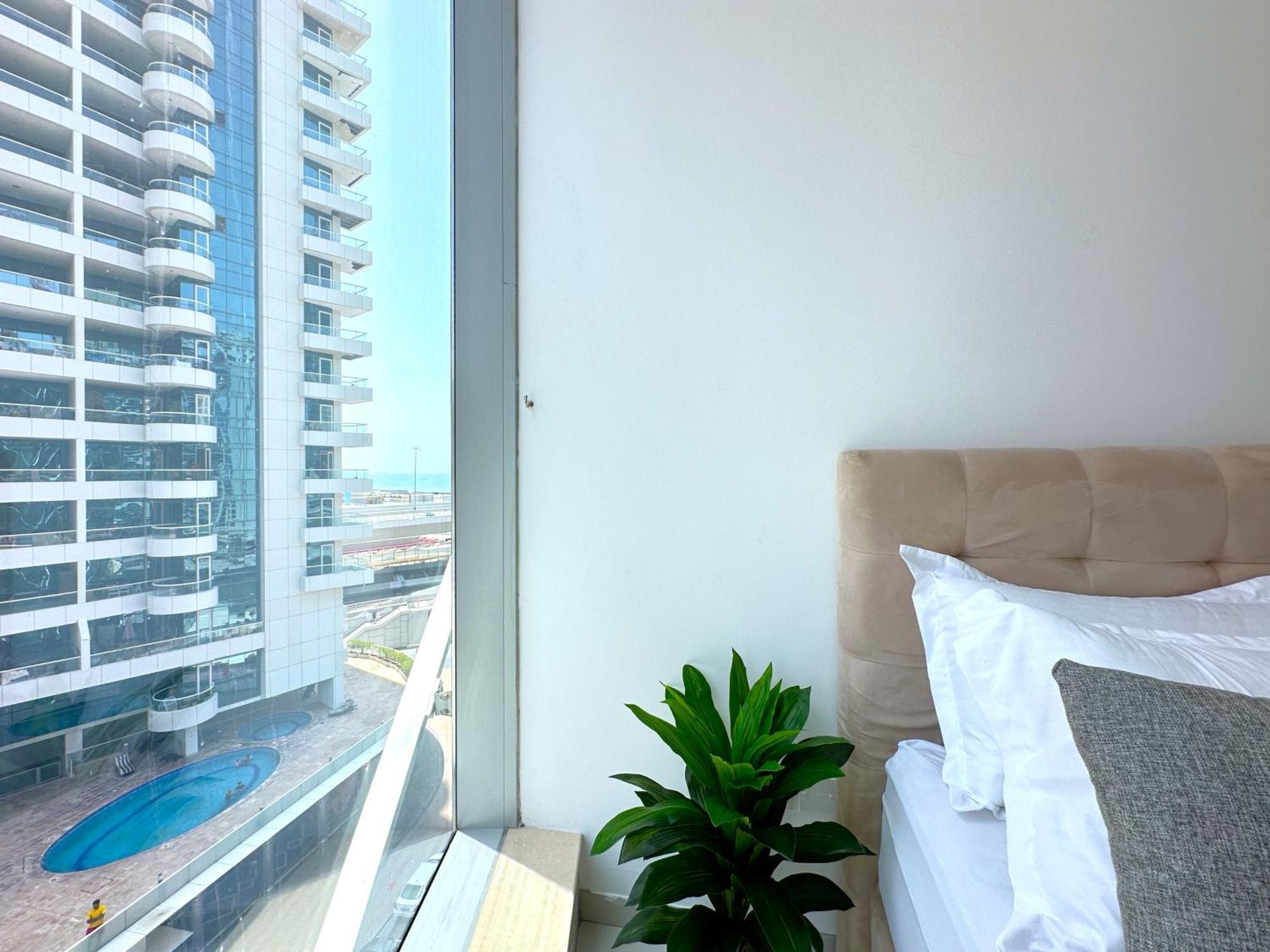 Amazing Roof Pool In 1 Bhk Flat In Marina Appartement