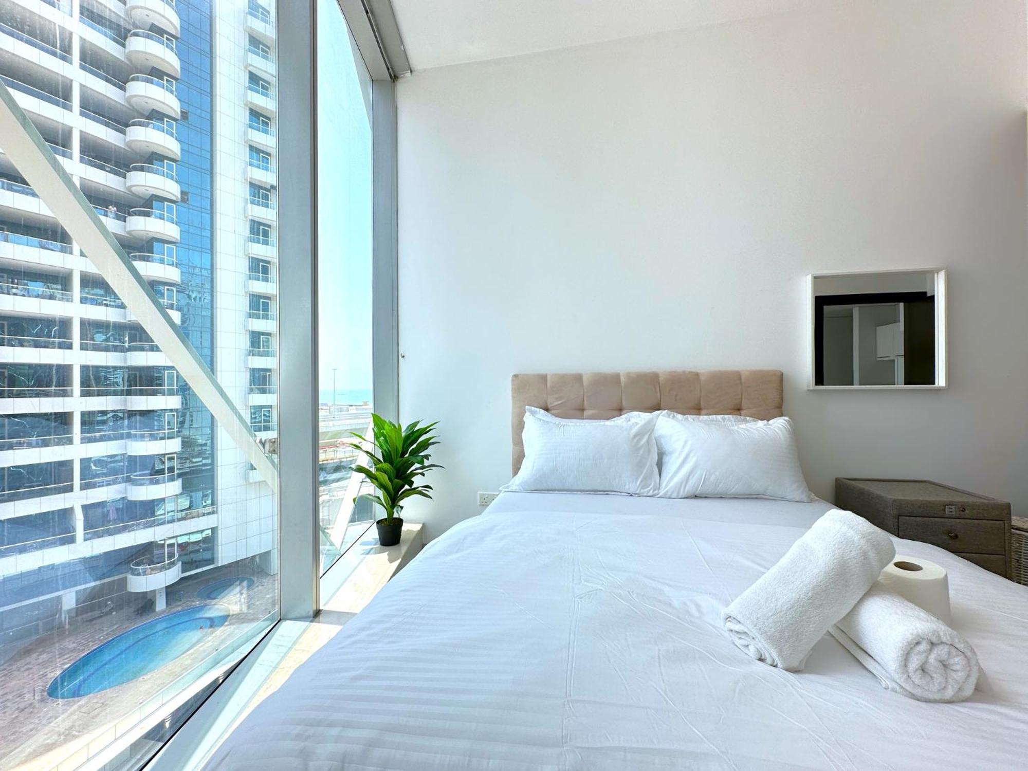 Amazing Roof Pool In 1 Bhk Flat In Marina Appartement *