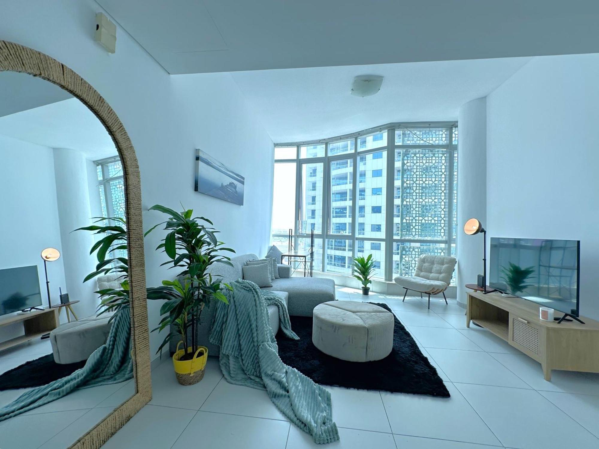 Amazing Roof Pool In 1 Bhk Flat In Marina Appartement *