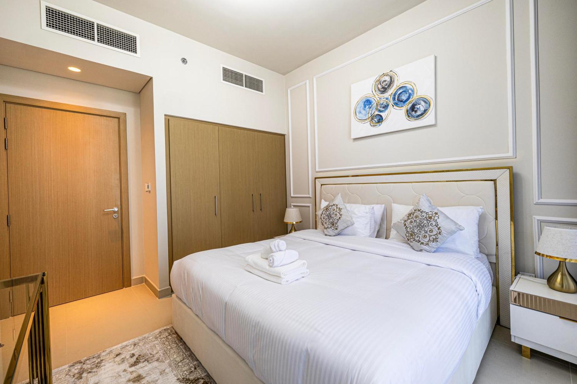 Vibrant Living In The Center At Creek * Dubaï