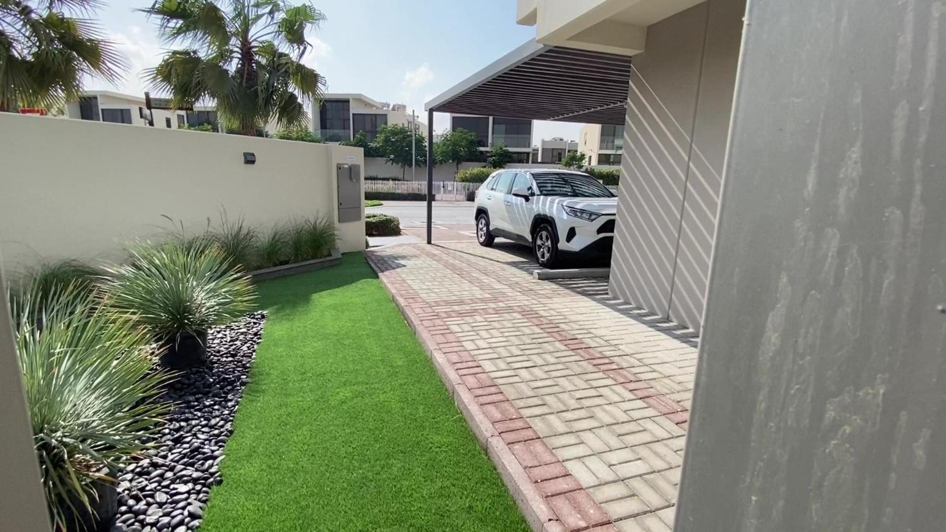 Villa Damac Hills 2 Poolside Dubai