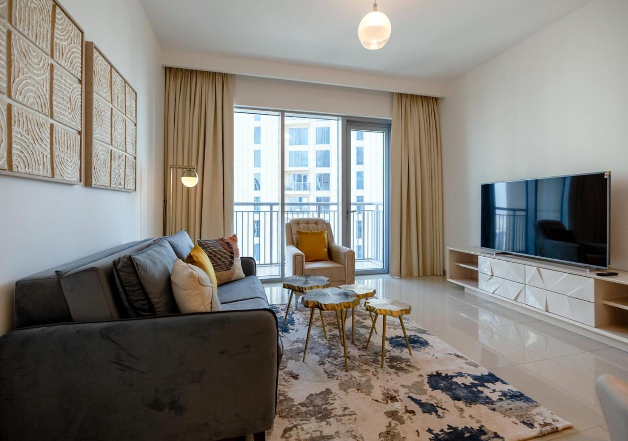 Savis Home- Vibrant Neighborhood With Creek View
