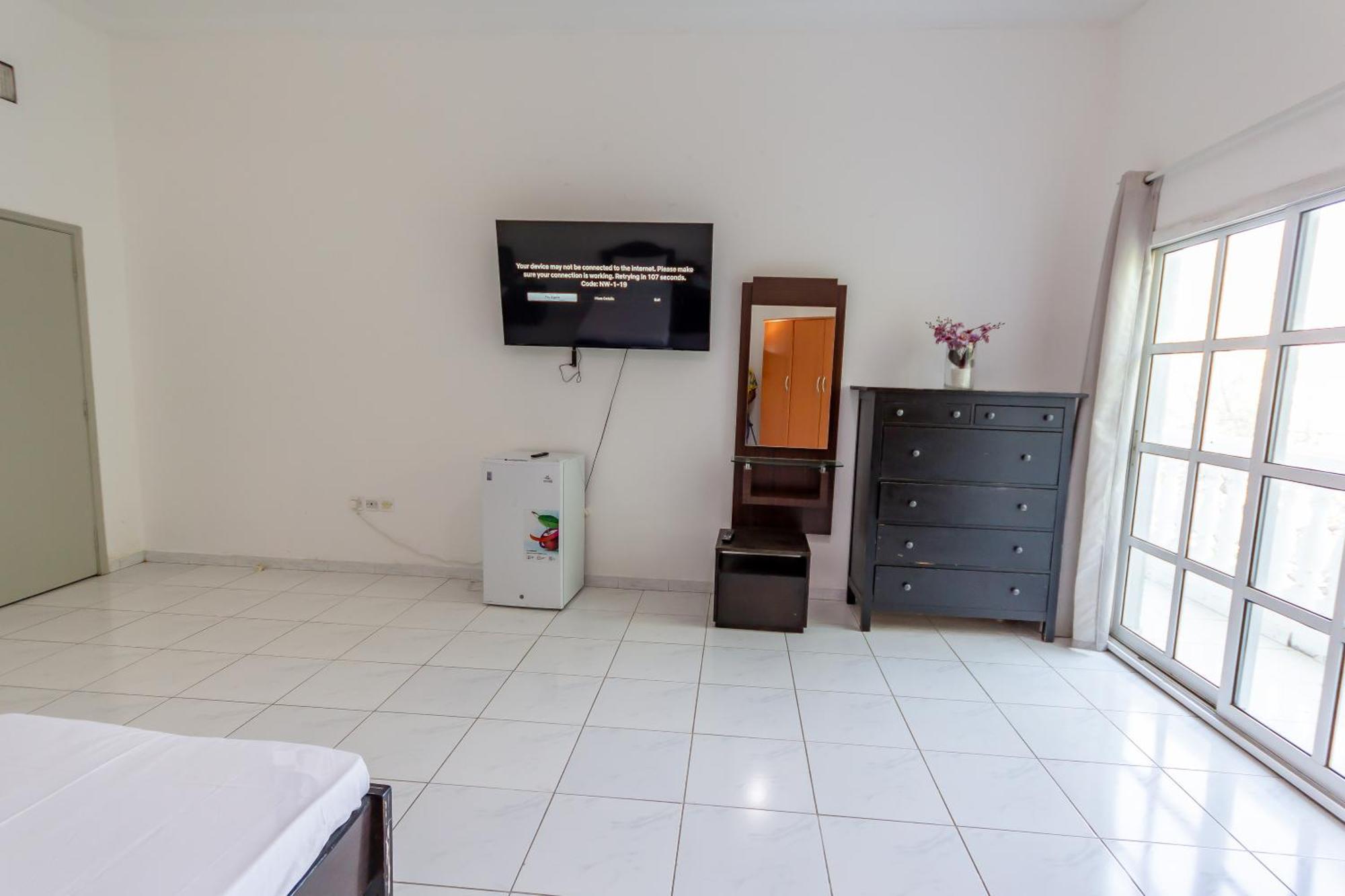 Pensión Comfortable Private In Compound Housing