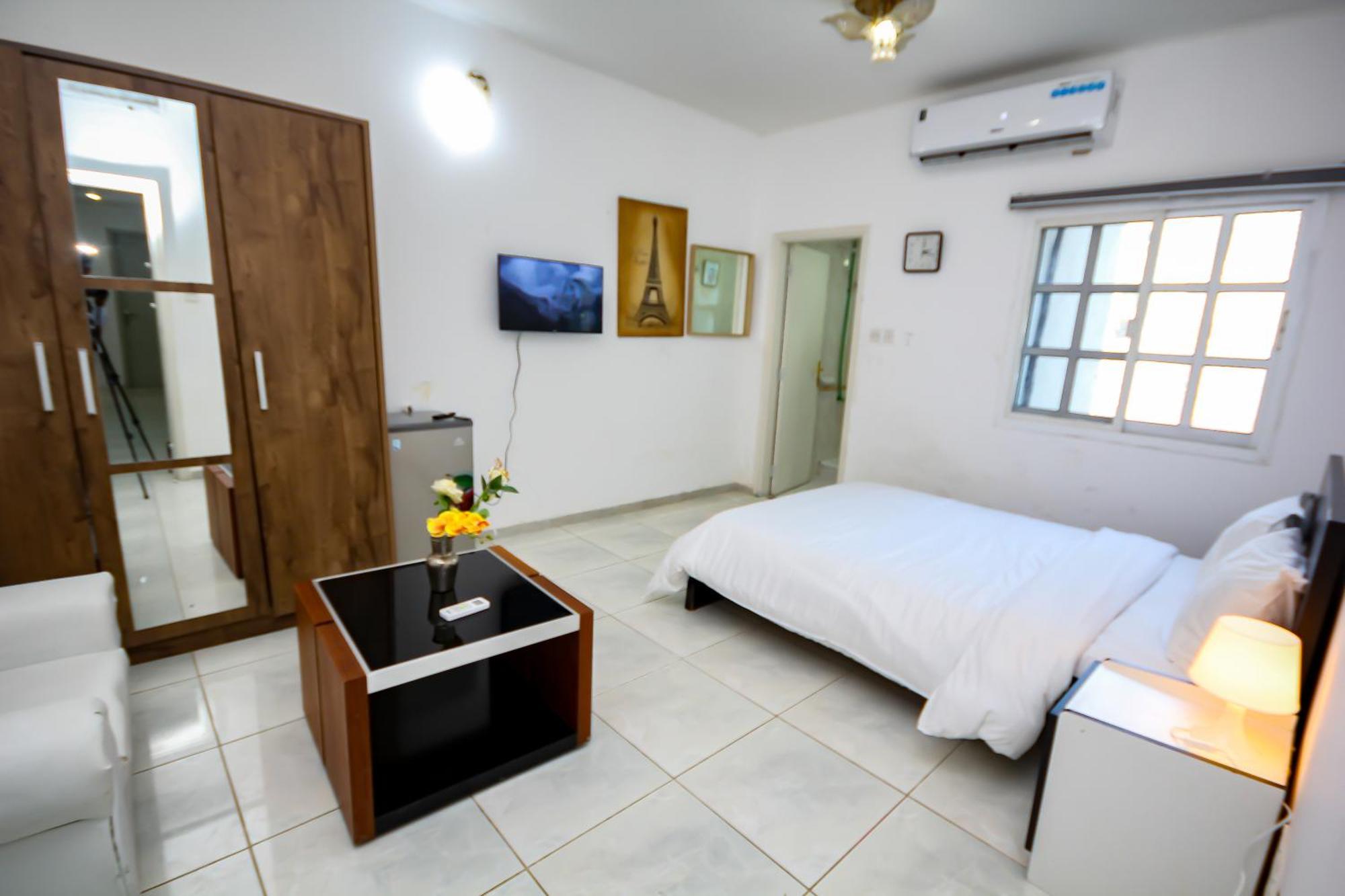 Pensión Comfortable Private In Compound Housing