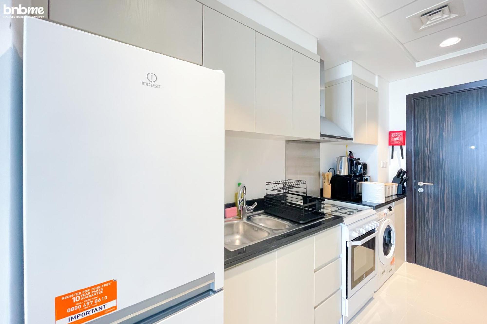 Bnbmehomes - Damac Hills - Carson Tower Apartment *
