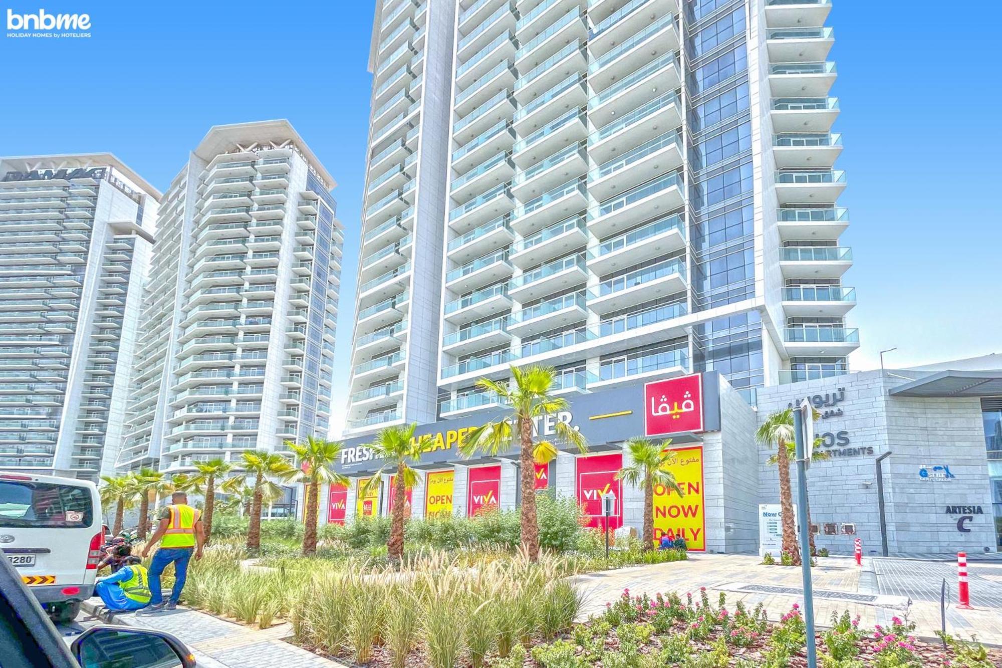 Bnbmehomes - Damac Hills - Carson Tower Apartment *