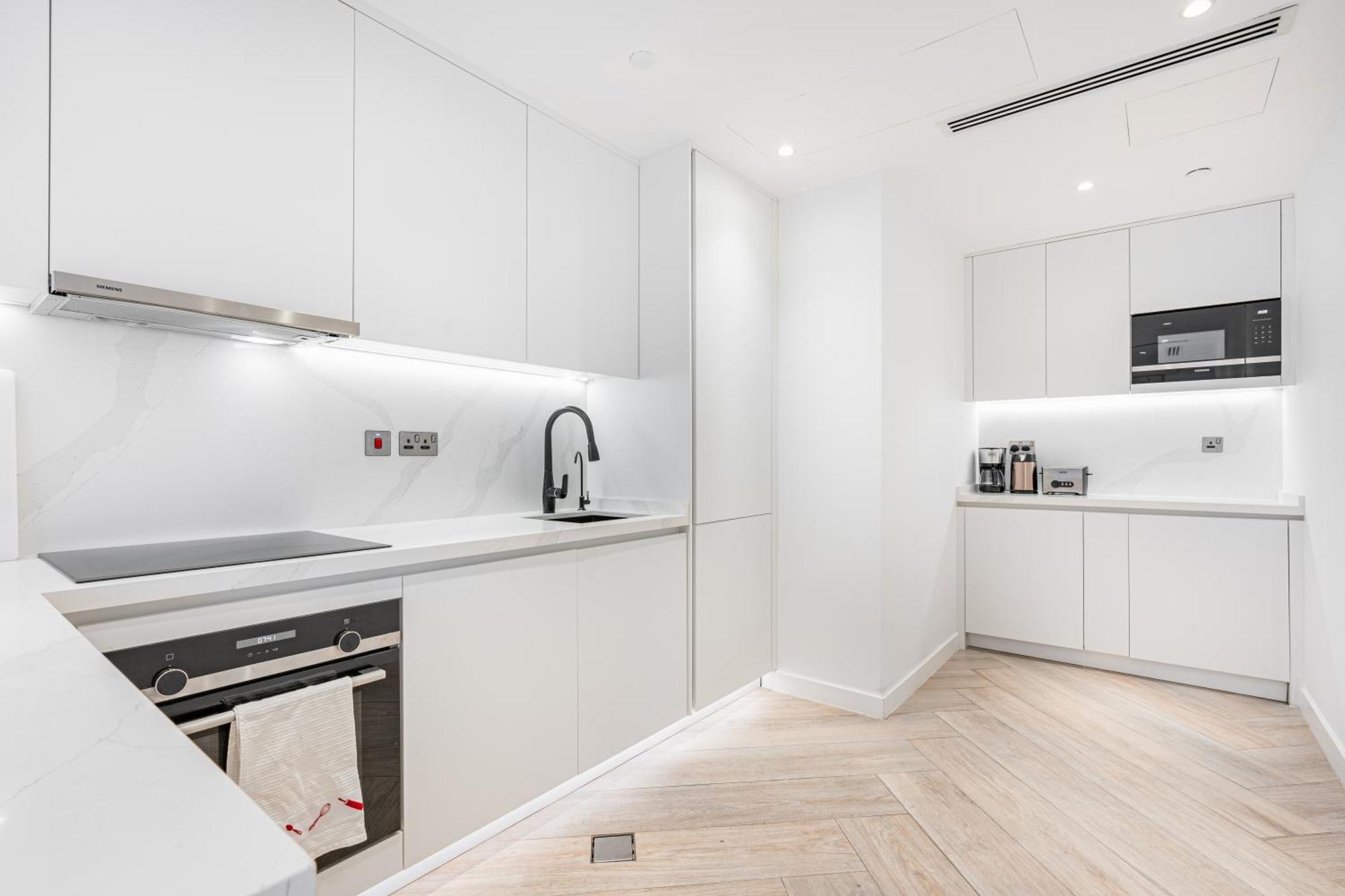 Gorgeous With Full Marina & Skyline View Apartment *