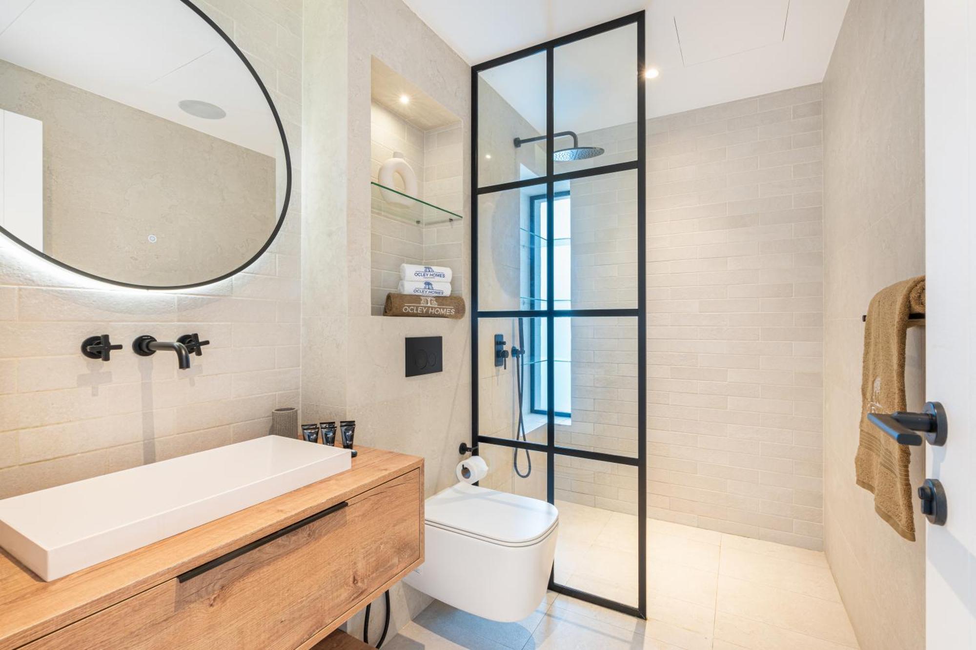 Gorgeous With Full Marina & Skyline View Apartment