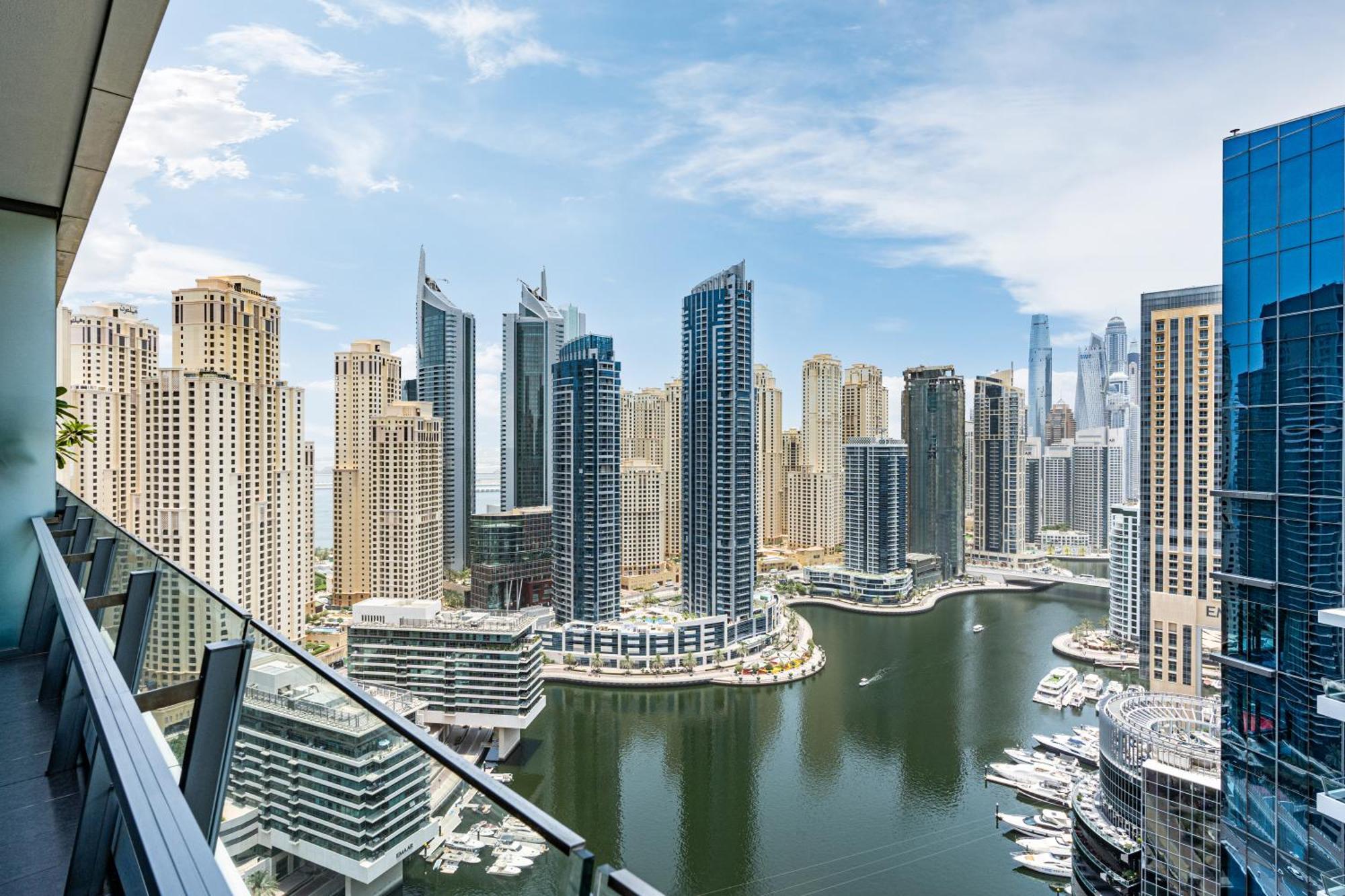 Gorgeous With Full Marina & Skyline View Apartment