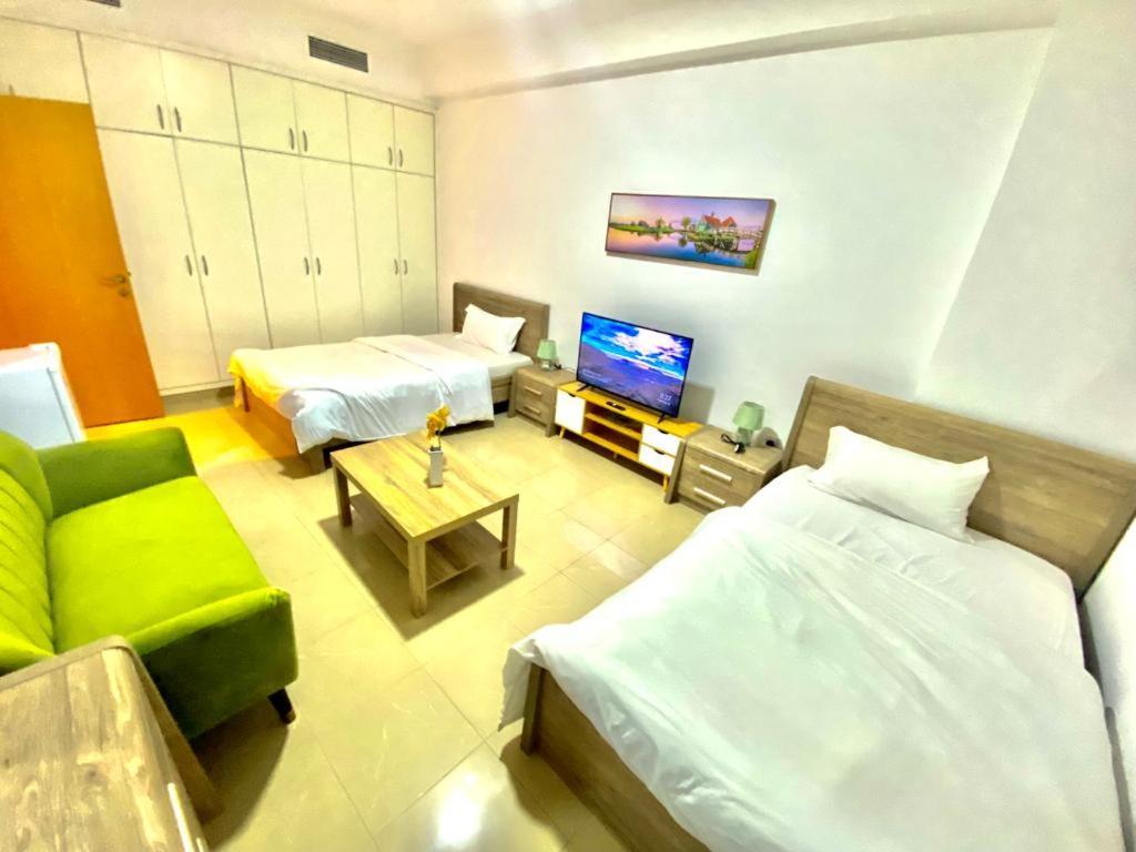 Lägenhet Spacious For Girls In Marina فتيات فقط Dubai