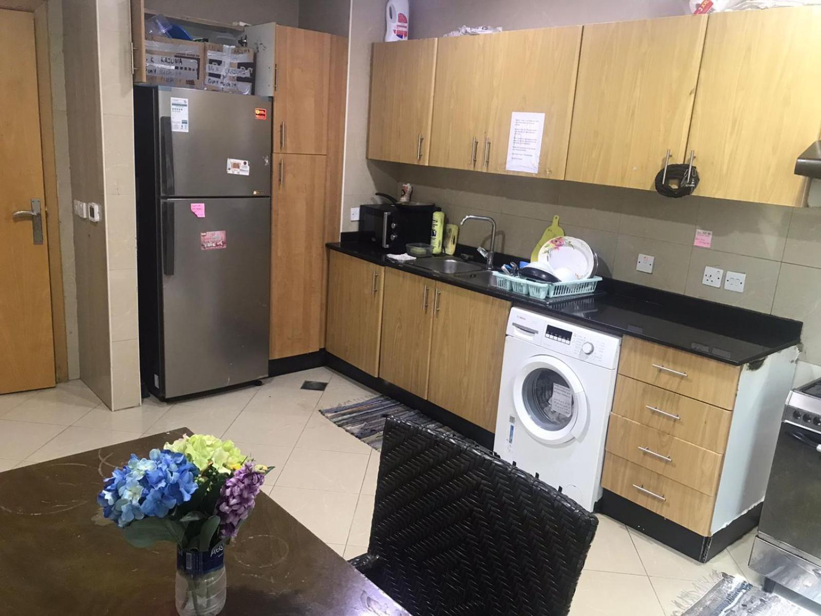 Lägenhet Spacious For Girls In Marina فتيات فقط Dubai
