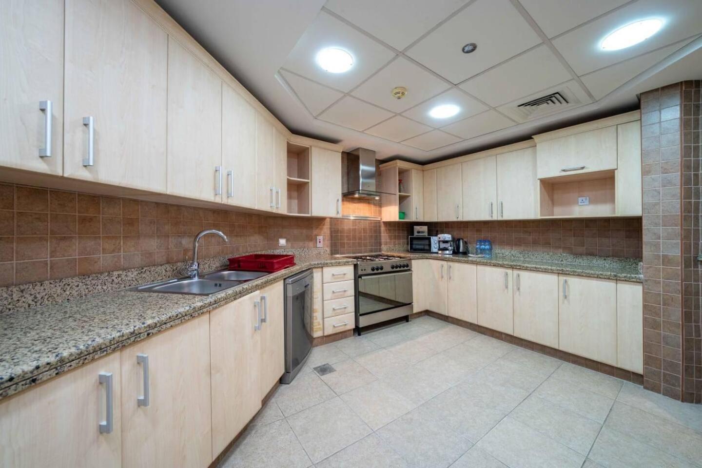 Spacious 3 Bedroom Palm Appartement
