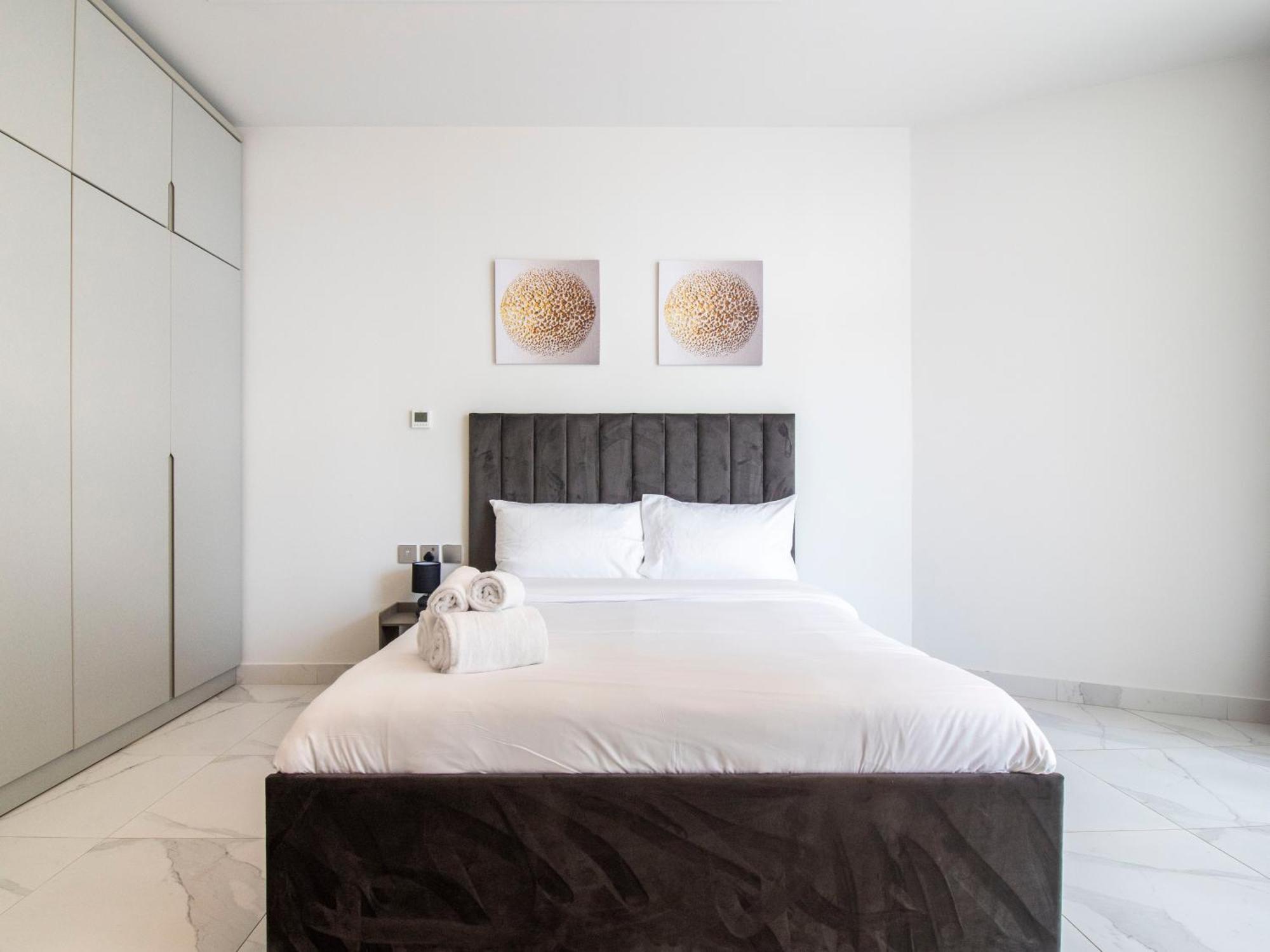 Elegant 2br Ensuite With Canal & Burj Khalifa View Appartement