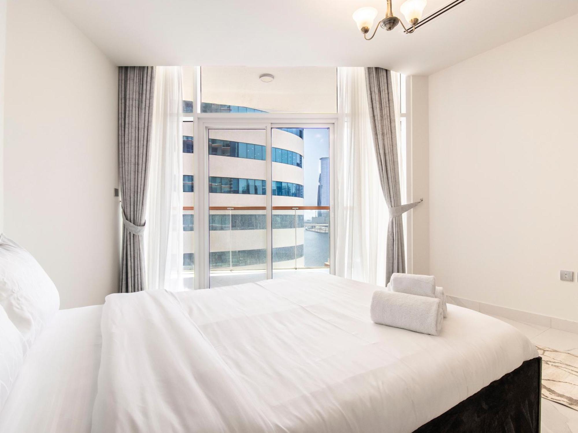 Elegant 2br Ensuite With Canal & Burj Khalifa View Appartement