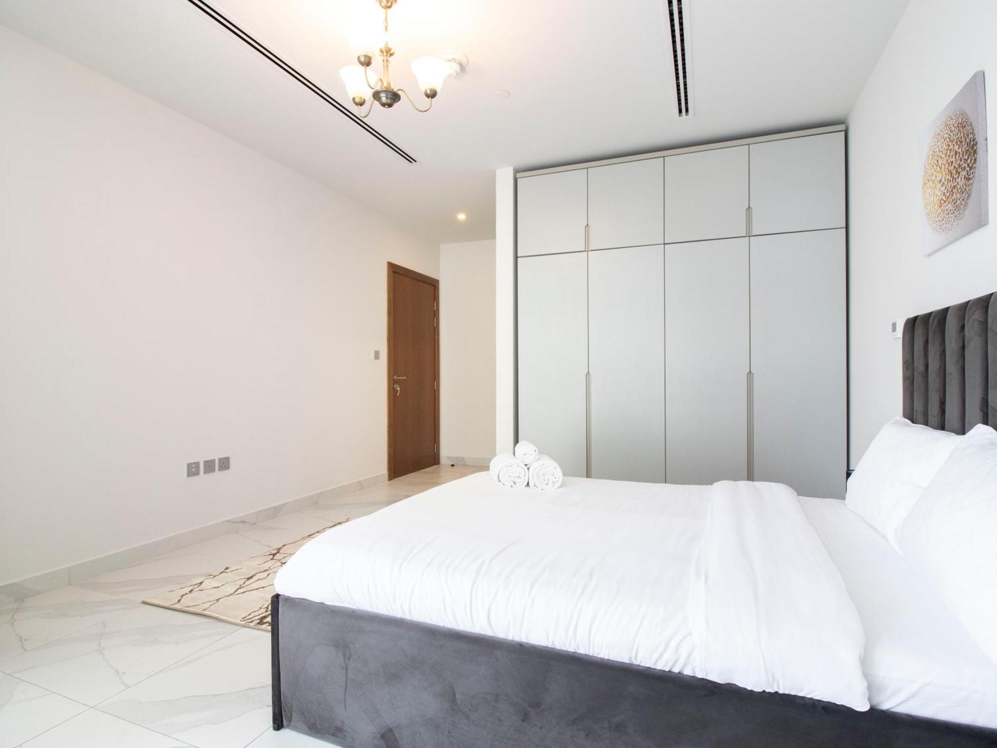 Elegant 2br Ensuite With Canal & Burj Khalifa View Appartement *