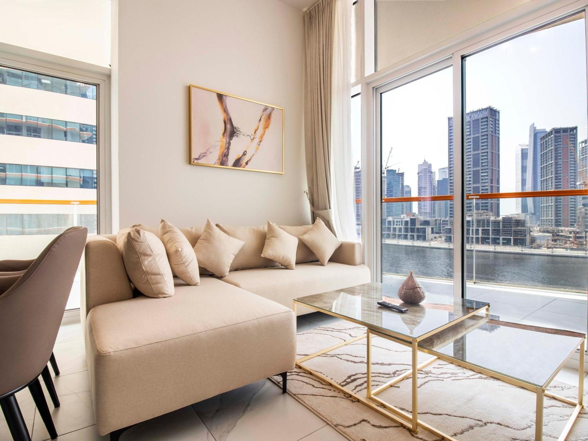 Elegant 2br Ensuite With Canal & Burj Khalifa View Dubaï